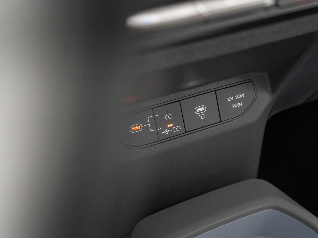 KIA EV3 Plus 81.4 kWh | Binnenkort beschikbaar | Stoel en stuurverwarming | PDC |