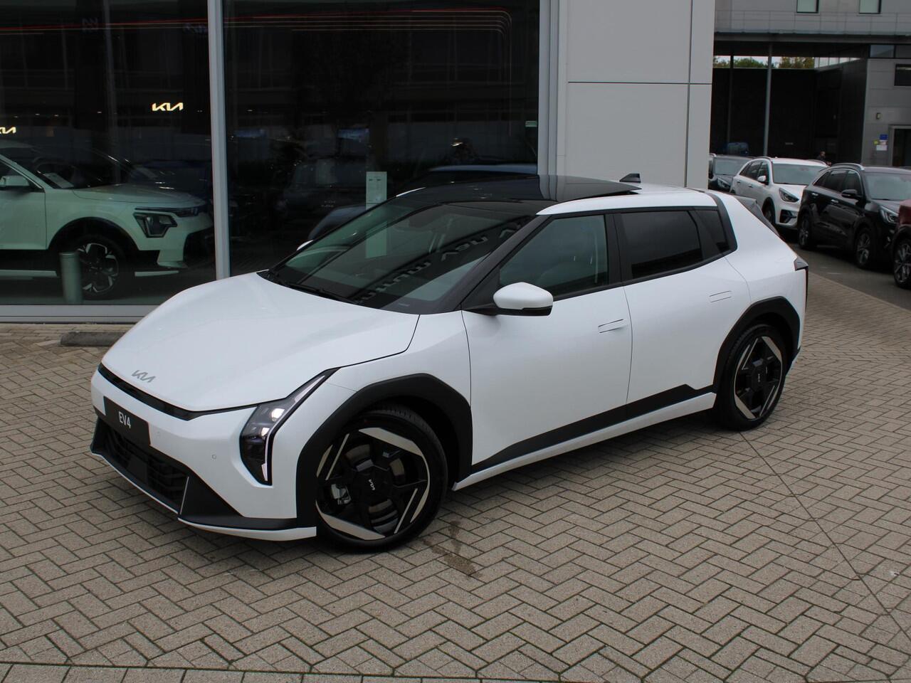 KIA EV4 Plus Advanced 81.4 kWh Direct leverbaar | Pano dak | Elektrische kofferbak | lage bijtelling!