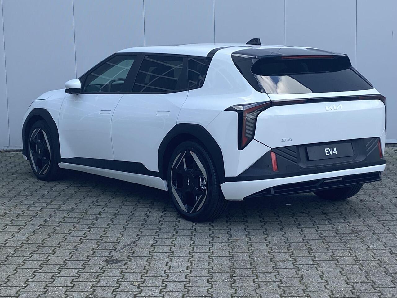 KIA EV4 Plus Advanced 81.4 kWh | Panoramaschuifdak | Verwarmbare achterbank | Harman Kardon | Privacy glass | Dodehoekassistentie |