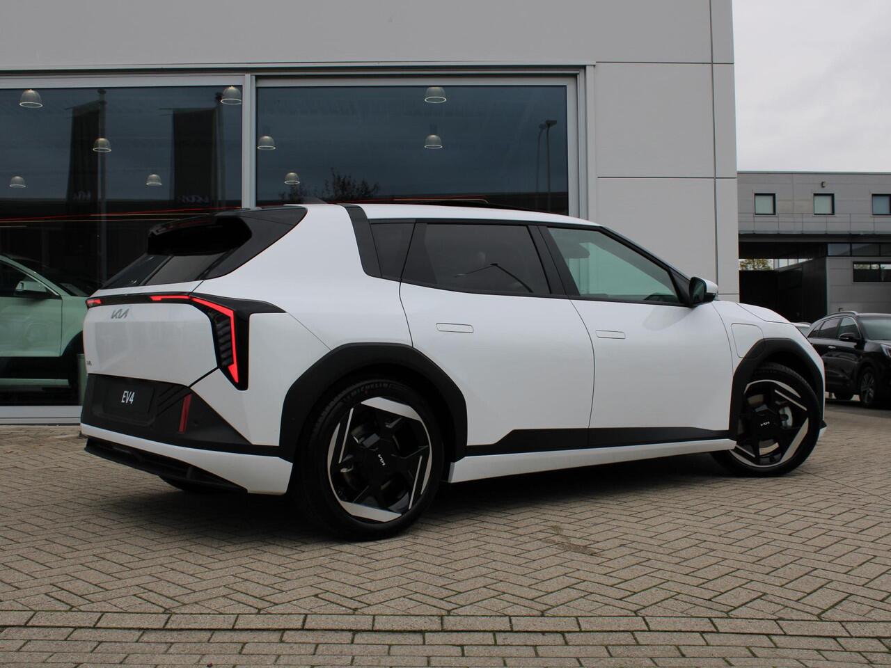 KIA EV4 Plus Advanced 81.4 kWh Direct leverbaar | Pano dak | Elektrische kofferbak | lage bijtelling!