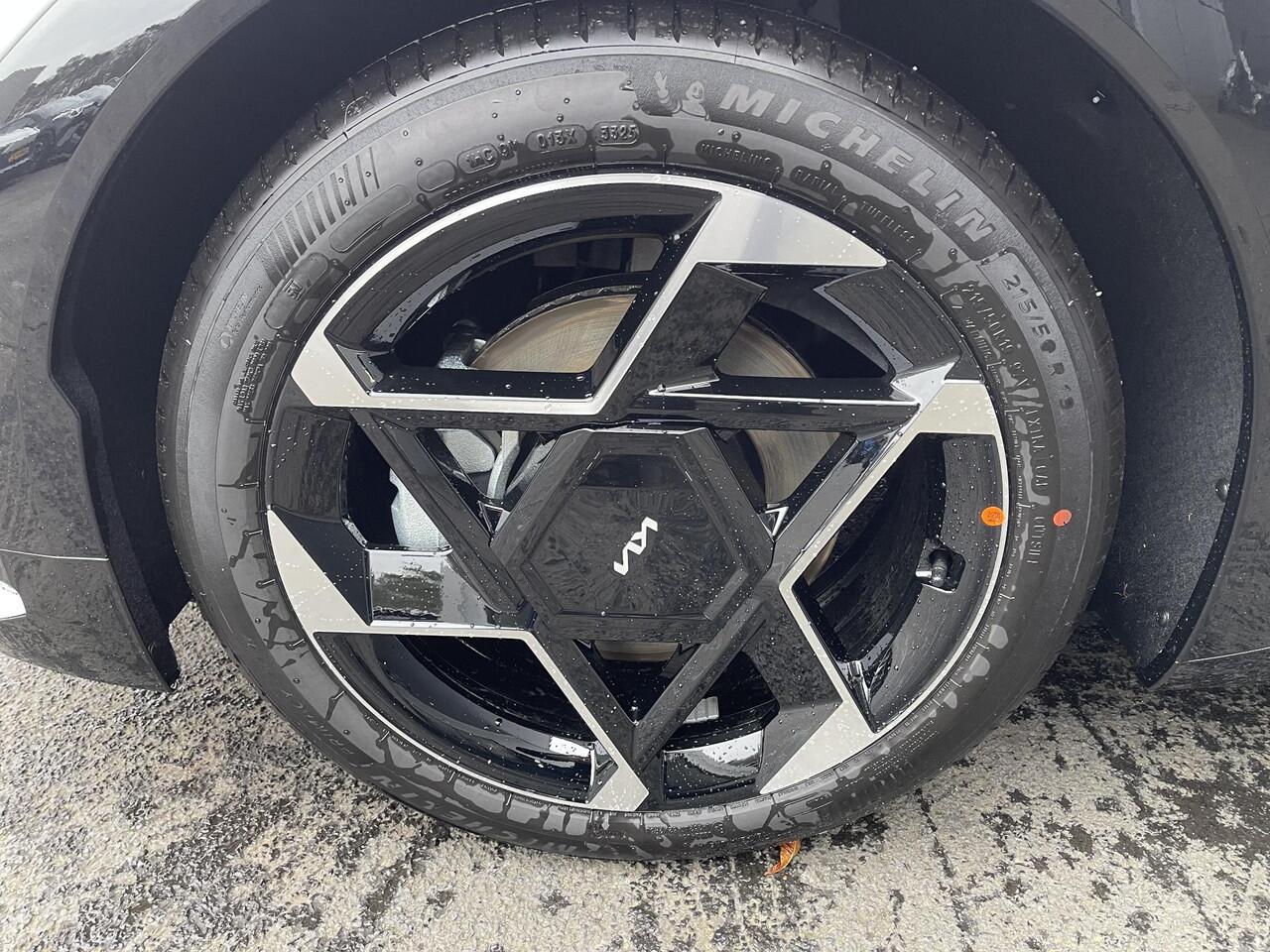 KIA EV4 GT-Line 81.4 kWh Nu Rijklaar voor ¤. 44.295,= inclusief lopende Kia acties! in de kleur Parelmoer Wit !