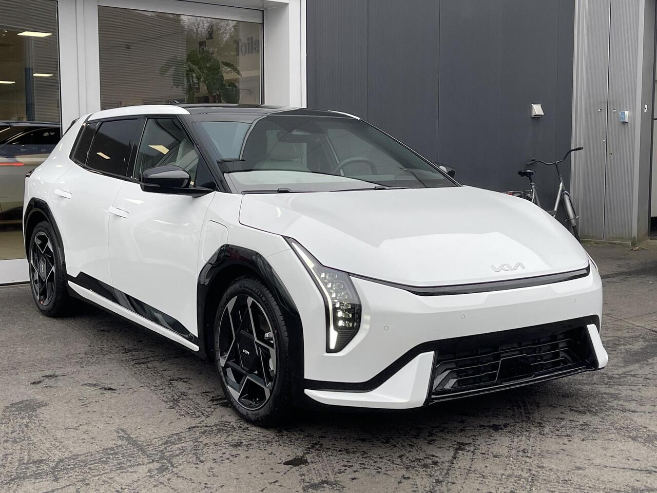 KIA EV4 GT-Line 81.4 kWh Nu Rijklaar voor ¤. 44.295,= inclusief lopende Kia acties! in de kleur Parelmoer Wit !