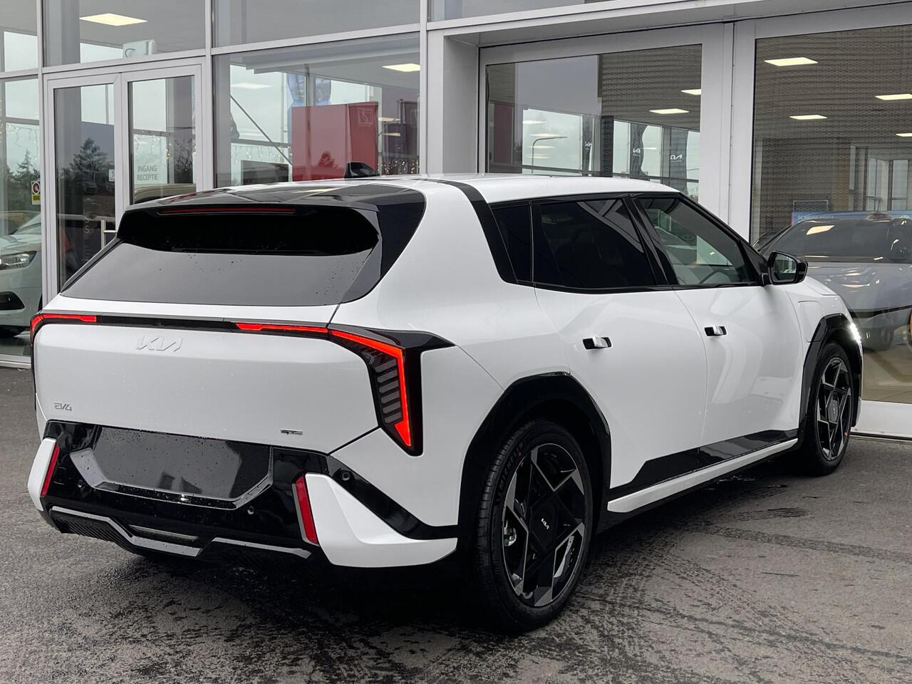 KIA EV4 GT-Line 81.4 kWh Nu Rijklaar voor ¤. 44.295,= inclusief lopende Kia acties! in de kleur Parelmoer Wit !