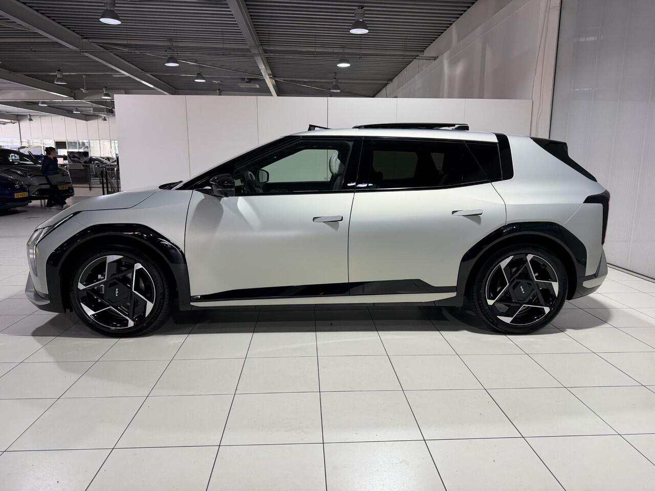 KIA EV4 GT-PlusLine 81.4 kWh ,Unieke kleur Matte Ivory Silver, Direct uit voorraad leverbaar.