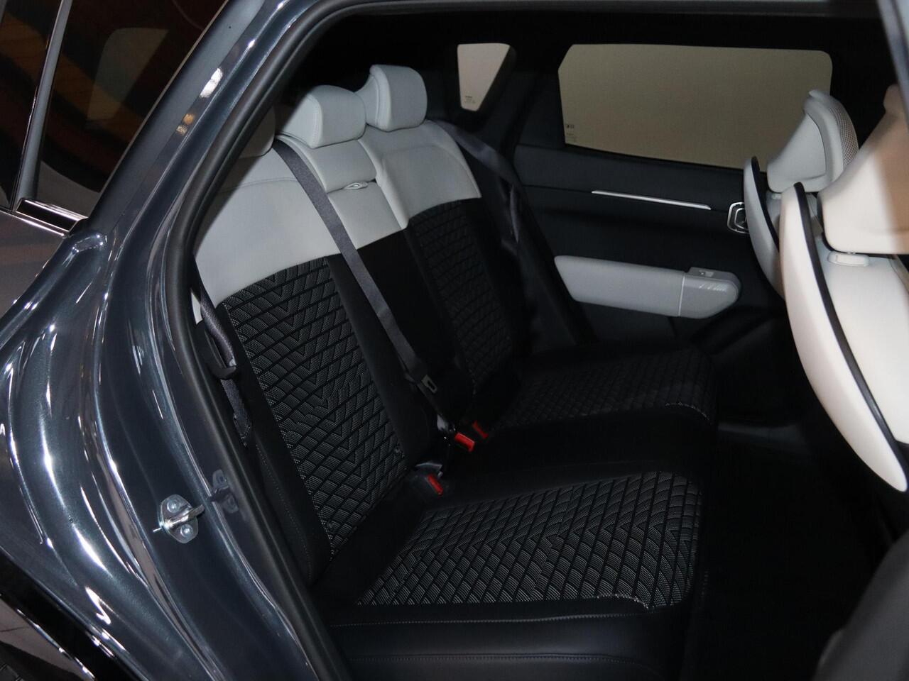 KIA EV4 GT-Line Business Edition 81.4 kWh | Adaptieve cruise control | Stoel- en stuurwielverwarming | Achteruitrijcamera | 19" LM velgen GT-Line | LED-koplampen |