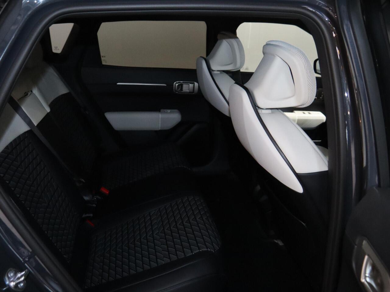 KIA EV4 GT-Line Business Edition 81.4 kWh | Adaptieve cruise control | Stoel- en stuurwielverwarming | Achteruitrijcamera | 19" LM velgen GT-Line | LED-koplampen |