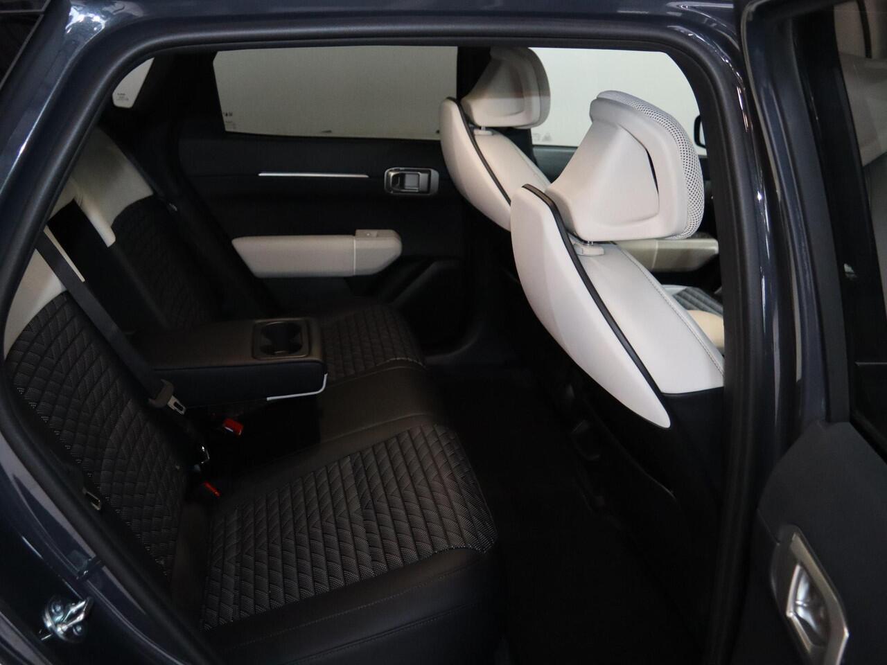 KIA EV4 GT-Line Business Edition 81.4 kWh | Adaptieve cruise control | Stoel- en stuurwielverwarming | Achteruitrijcamera | 19" LM velgen GT-Line | LED-koplampen |