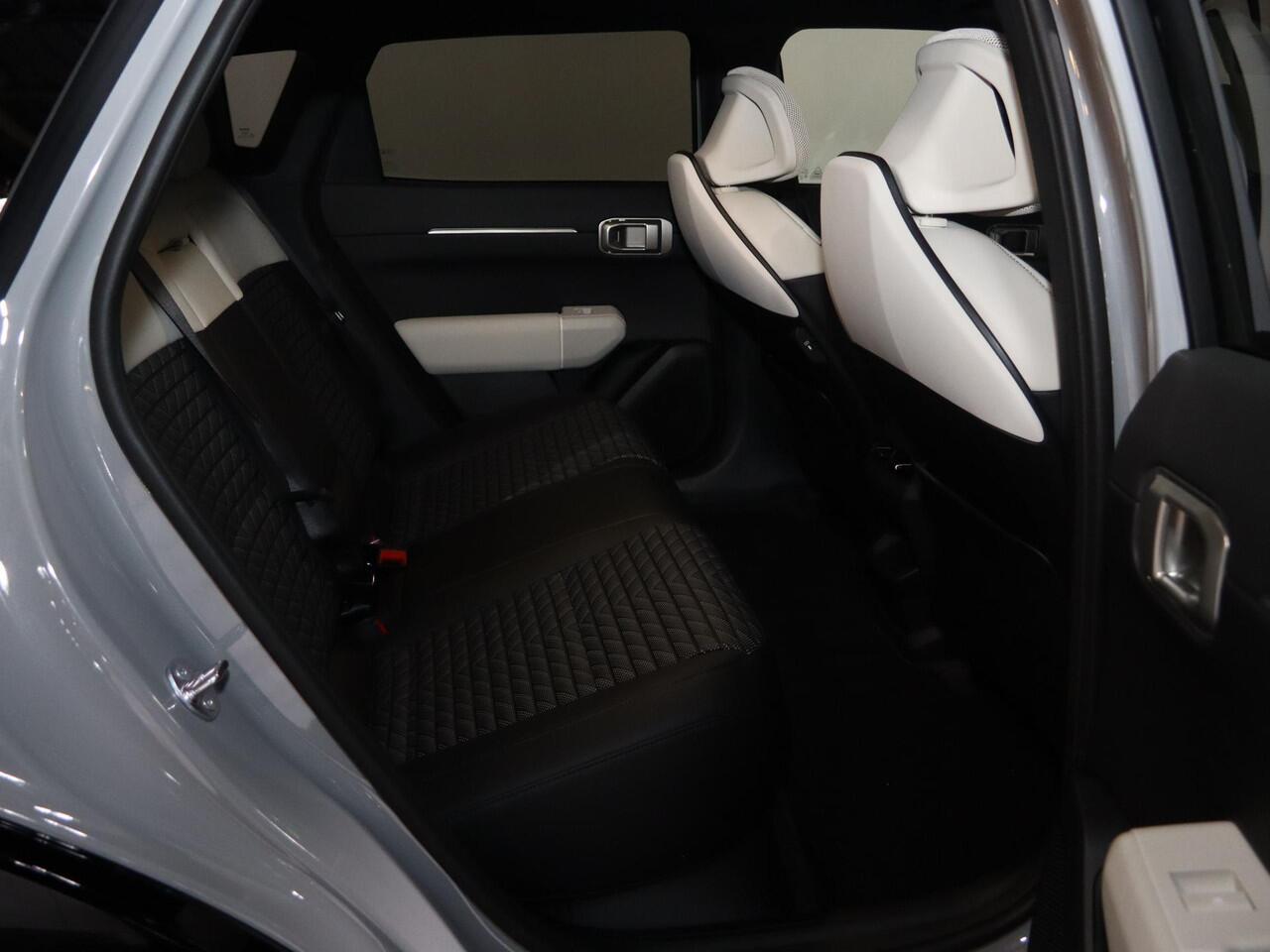 KIA EV4 GT-Line Business Edition 81.4 kWh | Adaptieve cruise control | Stoel- en stuurwielverwarming | Achteruitrijcamera | 19" LM velgen GT-Line | LED-koplampen |