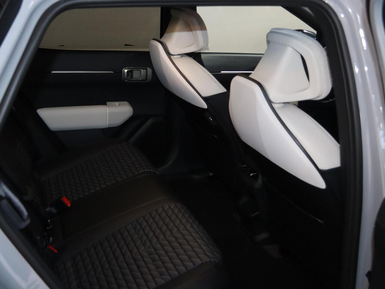 KIA EV4 GT-Line Business Edition 81.4 kWh | Adaptieve cruise control | Stoel- en stuurwielverwarming | Achteruitrijcamera | 19" LM velgen GT-Line | LED-koplampen |