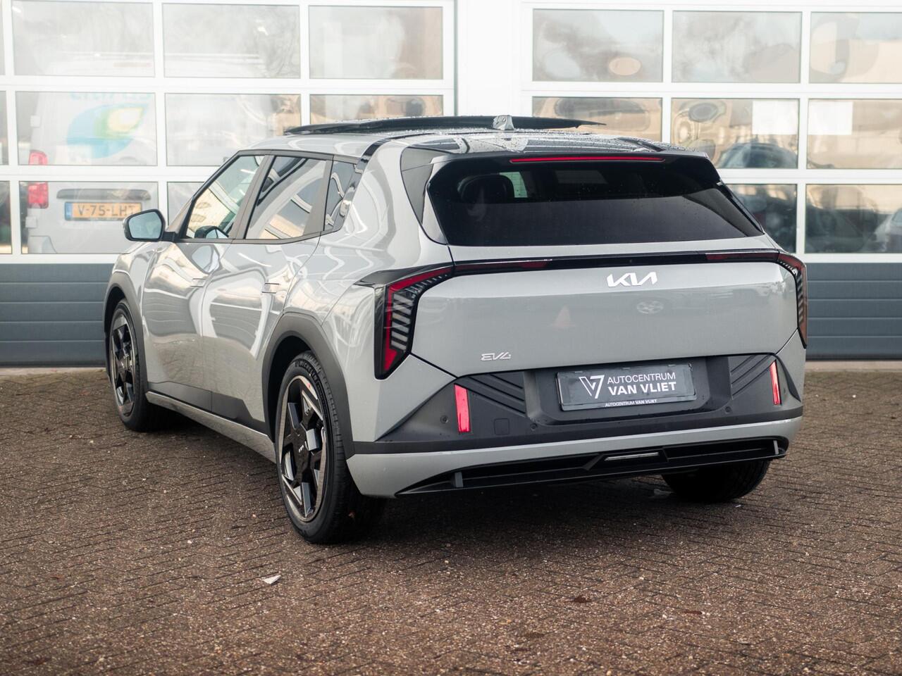 KIA EV4 Plus Advanced 58.3 kWh | Direct beschikbaar ! | Leder | Pano dak| 19" velgen |