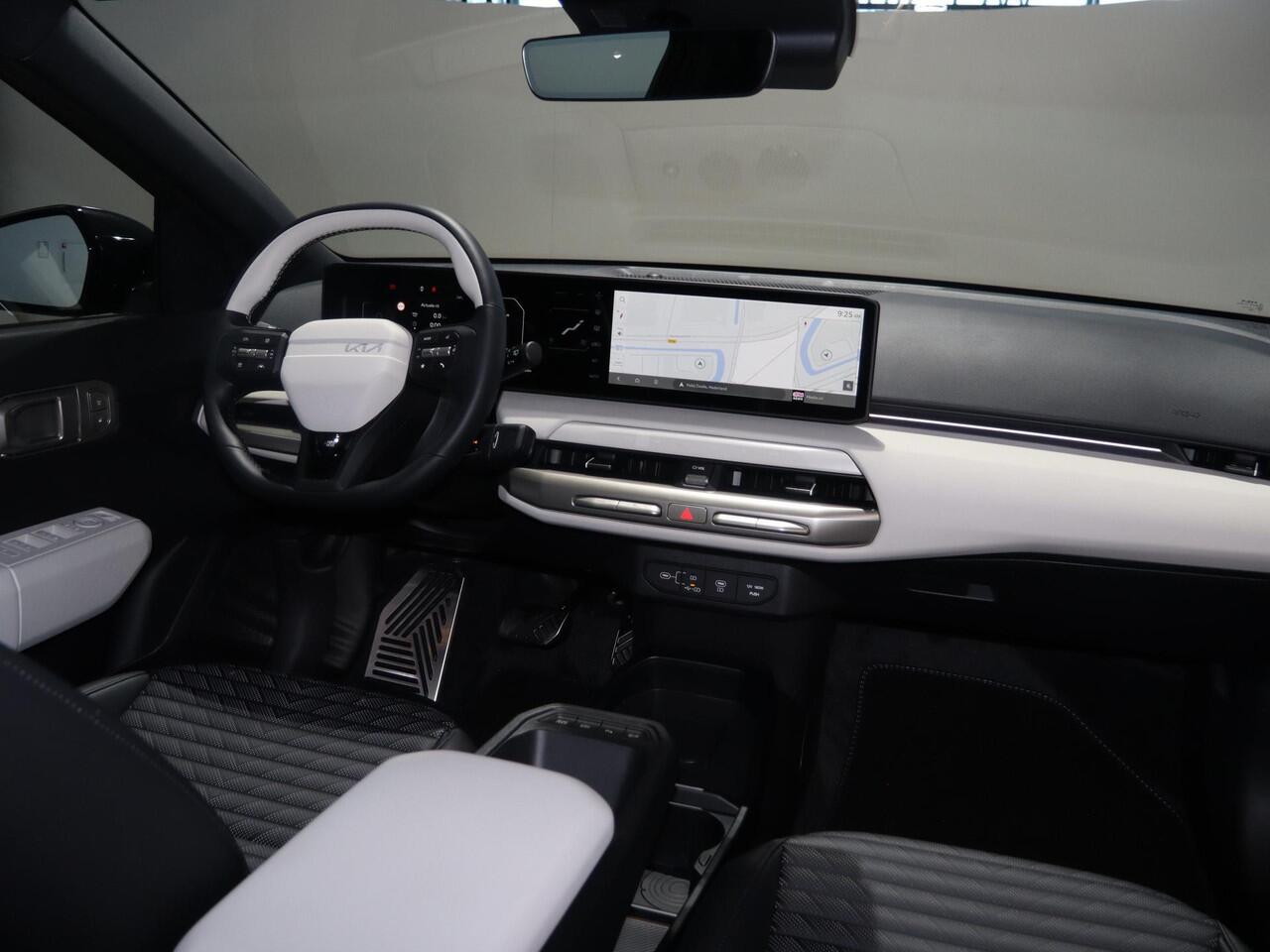 KIA EV4 GT-Line Business Edition 81.4 kWh | Adaptieve cruise control | Stoel- en stuurwielverwarming | Achteruitrijcamera | 19" LM velgen GT-Line | LED-koplampen |