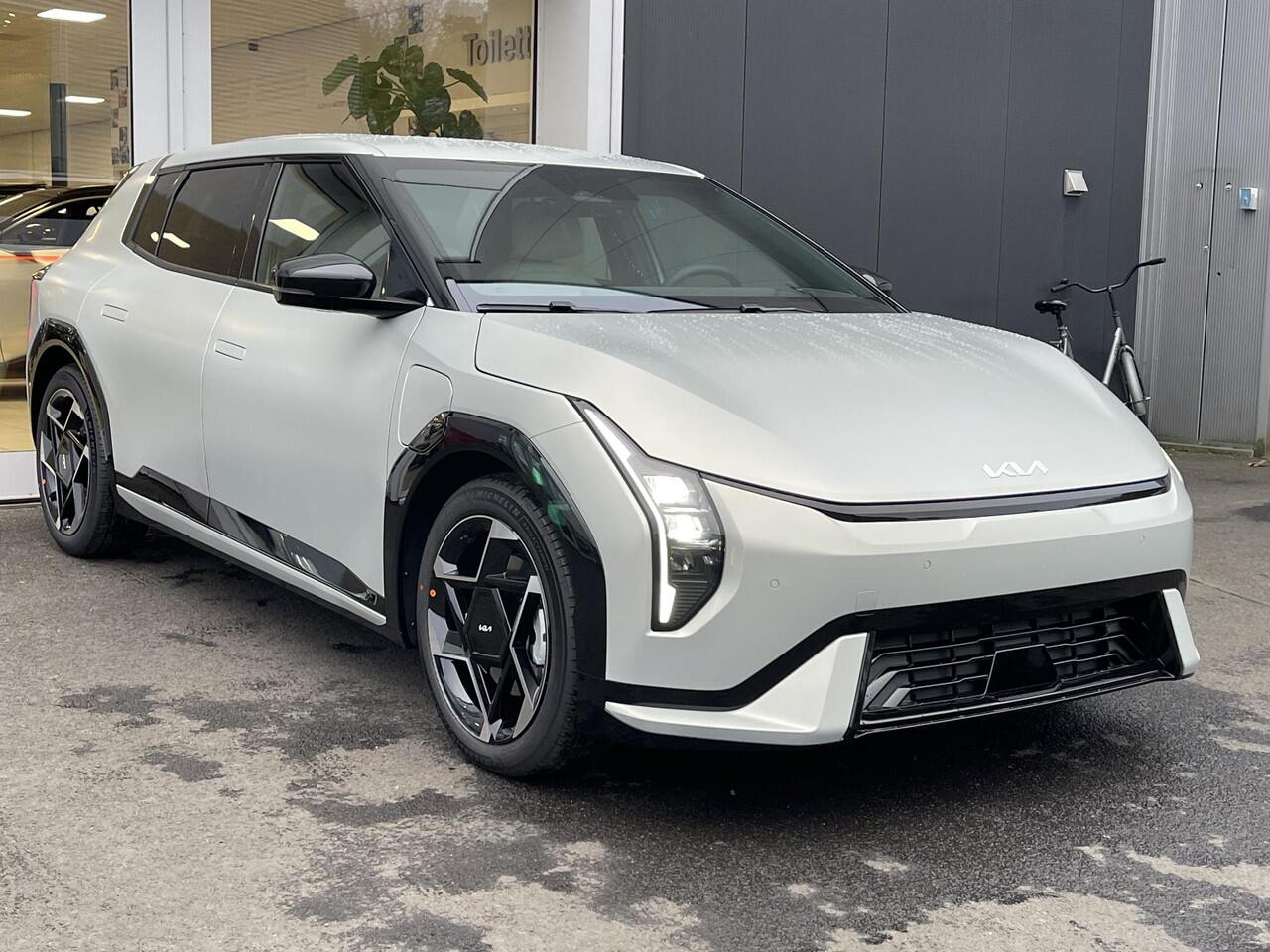 KIA EV4 GT-Line Business Edition 81.4 kWh Direct uit voorraad Leverbaar in de kleur MATTE Ivory Silver