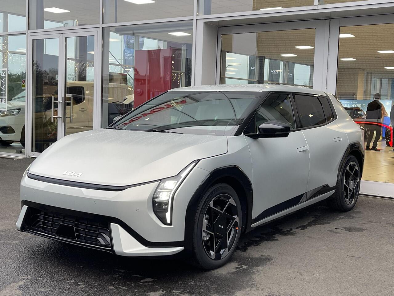 KIA EV4 GT-Line Business Edition 81.4 kWh Direct uit voorraad Leverbaar in de kleur MATTE Ivory Silver