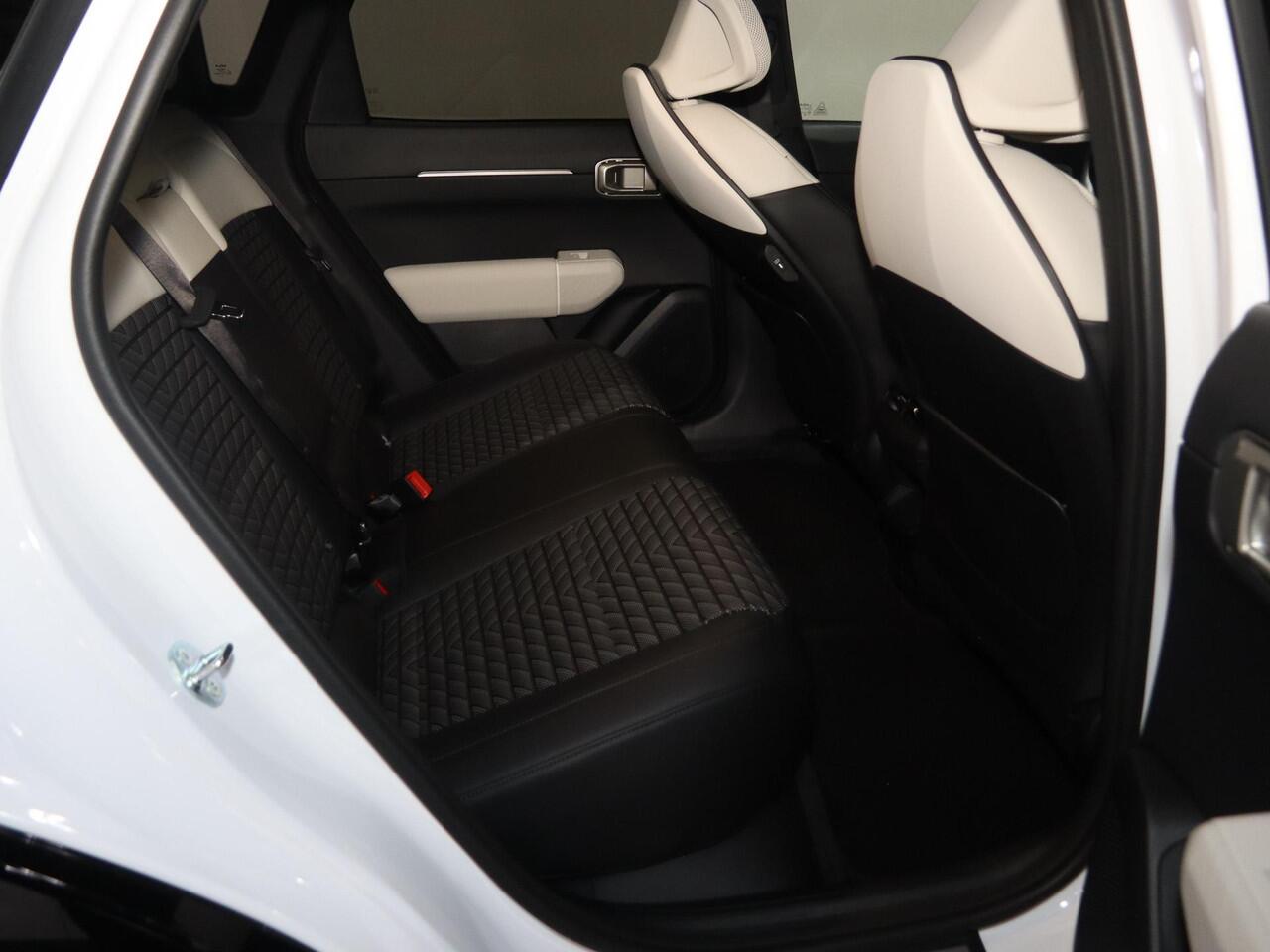 KIA EV4 GT-Line Business Edition 81.4 kWh | Adaptieve cruise control | Stoel- en stuurwielverwarming | Achteruitrijcamera | 19" LM velgen GT-Line | LED-koplampen |