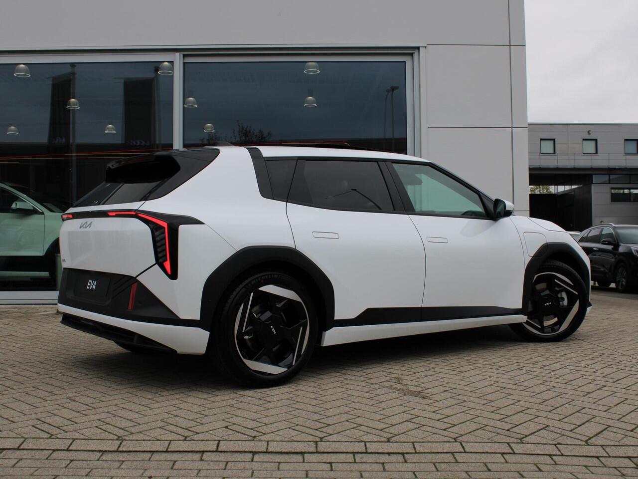 KIA EV4 Plus Advanced 58.3 kWh | OP VOORRAAD | Schuifkanteldak | Navigatie | Stoel en stuurverwarming |