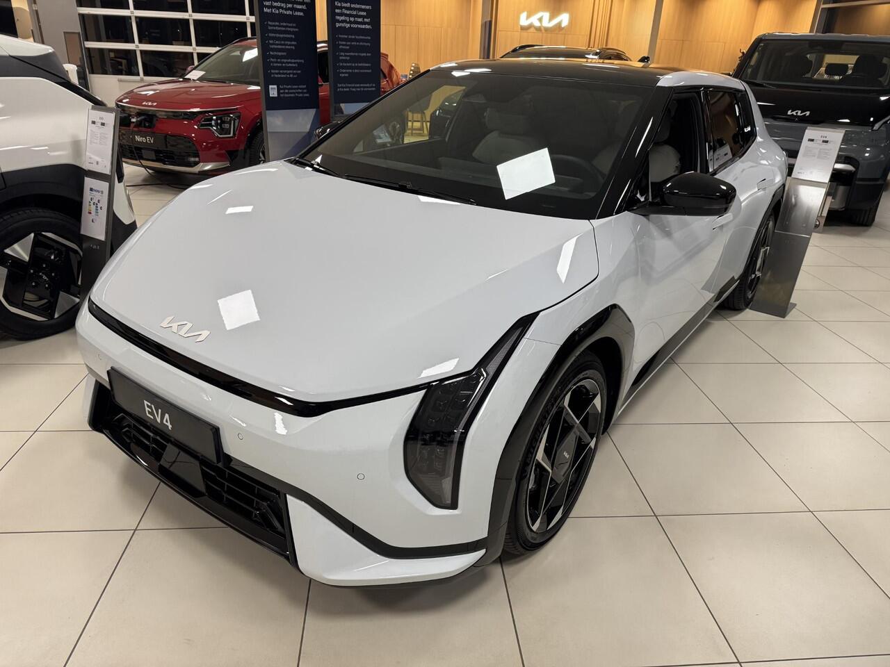 KIA EV4 GT-Line 81.4 kWh Uit voorraad leverbaar ! | BTW auto | Showroomvoordeelauto ! | 28-02-2026 geregistreerd