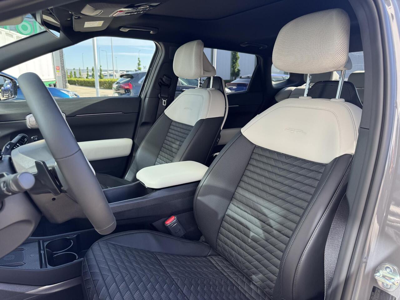 KIA EV4 Fastback GT-PlusLine 81.4 kWh Direct leverbaar | Duurste uitvoering | HUD | Harman Kardon | Pano dak | Stoel en stuurverwarming | Geheugenfunctie bestuurdersstoel |