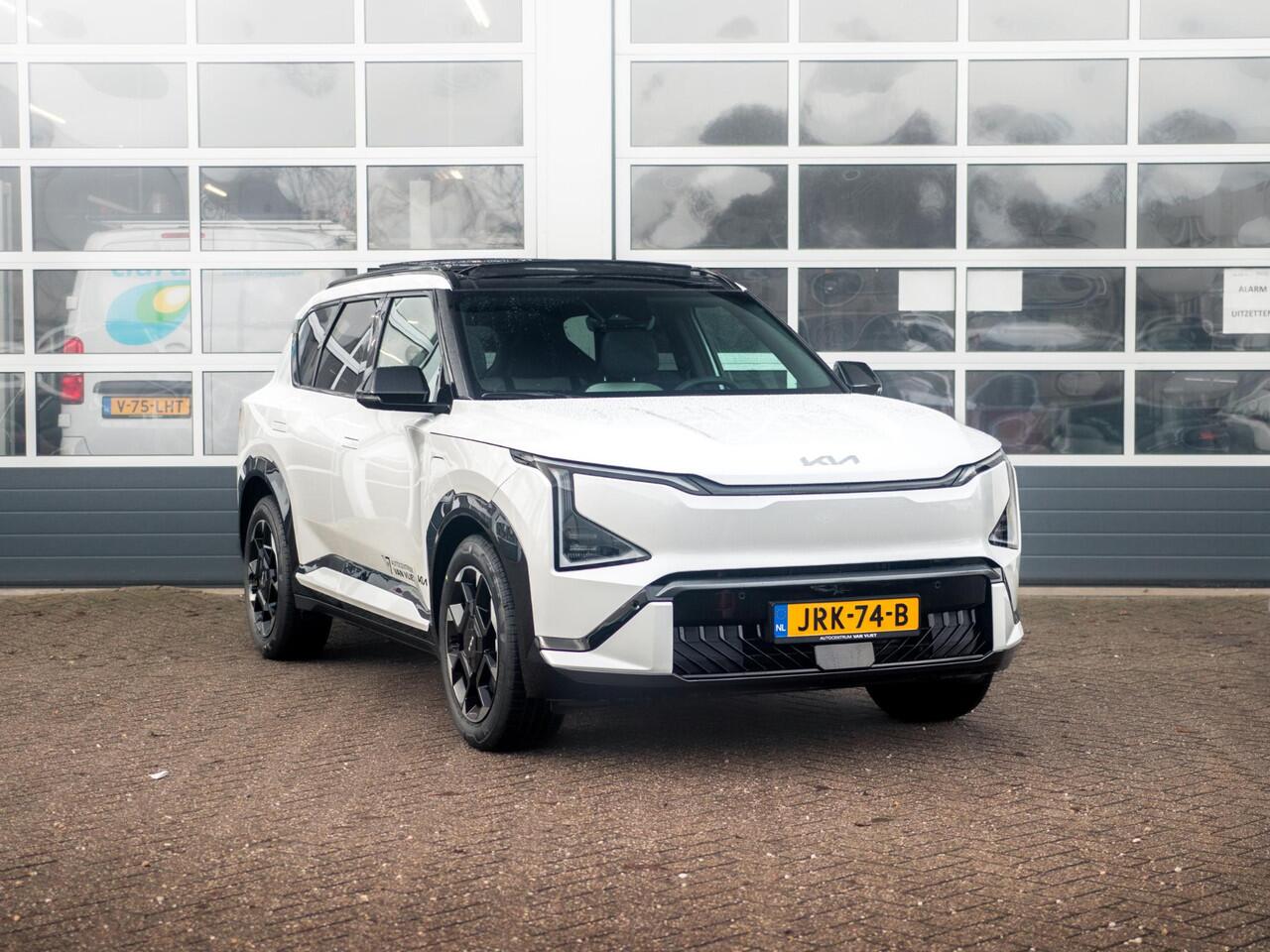 KIA EV5 GT-Line Business Edition 81.4 kWh 17 % bijtelling l Stoelverwarming l El. verstelbare stoelen met memory functie. l Zwarte logo's.
