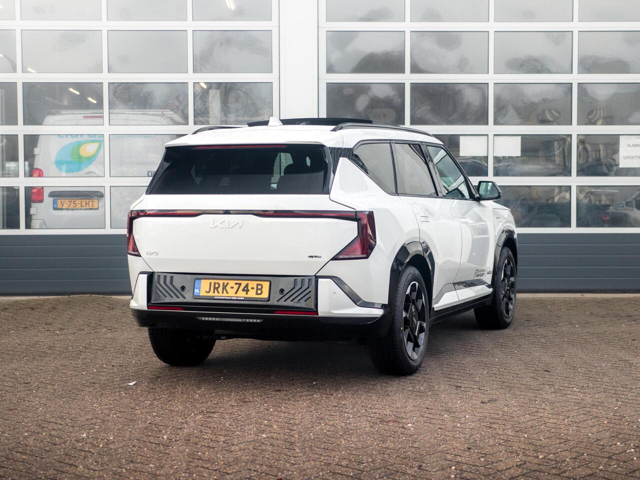 KIA EV5 GT-Line Business Edition 81.4 kWh 17 % bijtelling l Stoelverwarming l El. verstelbare stoelen met memory functie. l Zwarte logo's.