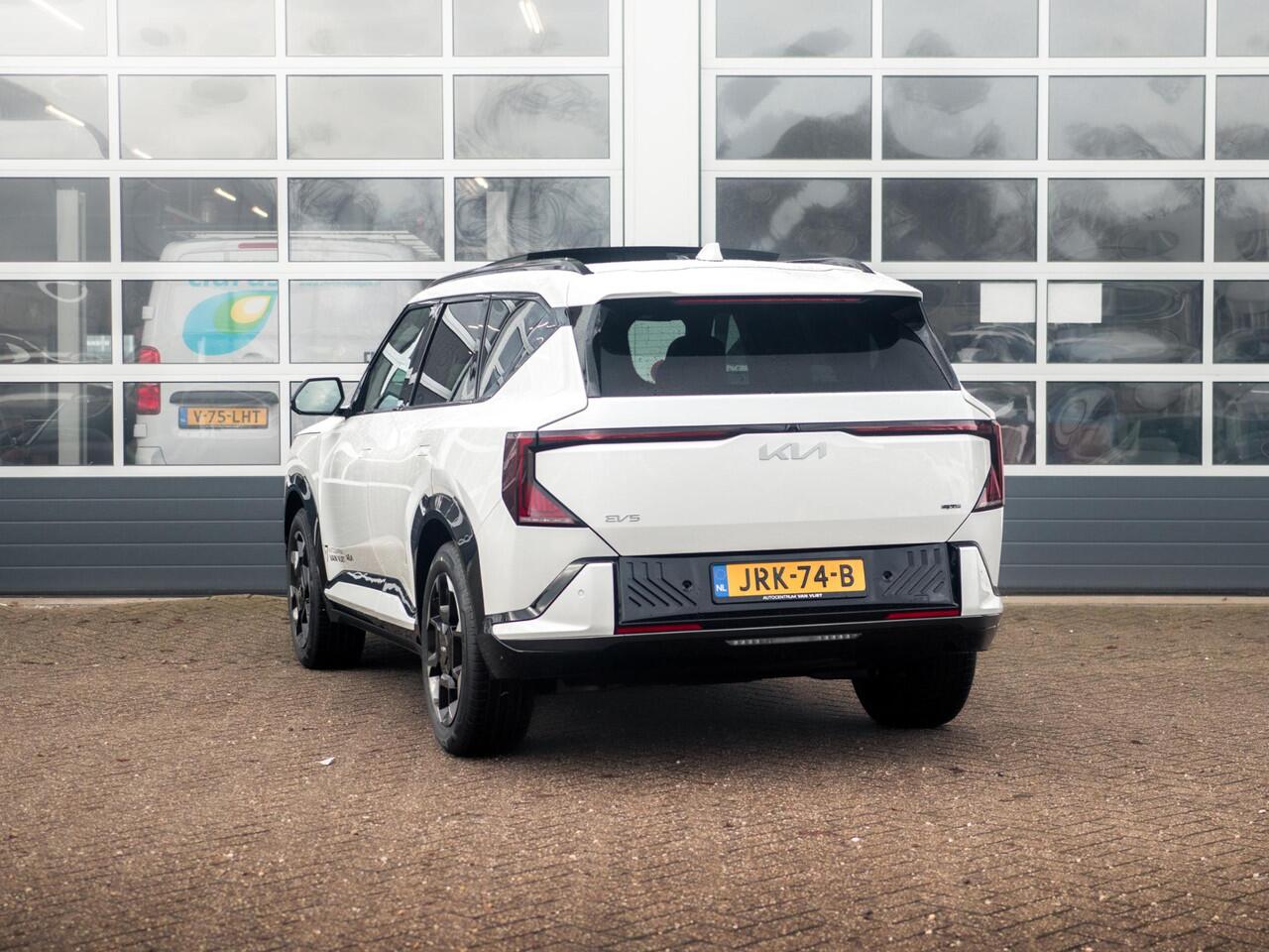 KIA EV5 GT-Line Business Edition 81.4 kWh 17 % bijtelling l Stoelverwarming l El. verstelbare stoelen met memory functie. l Zwarte logo's.