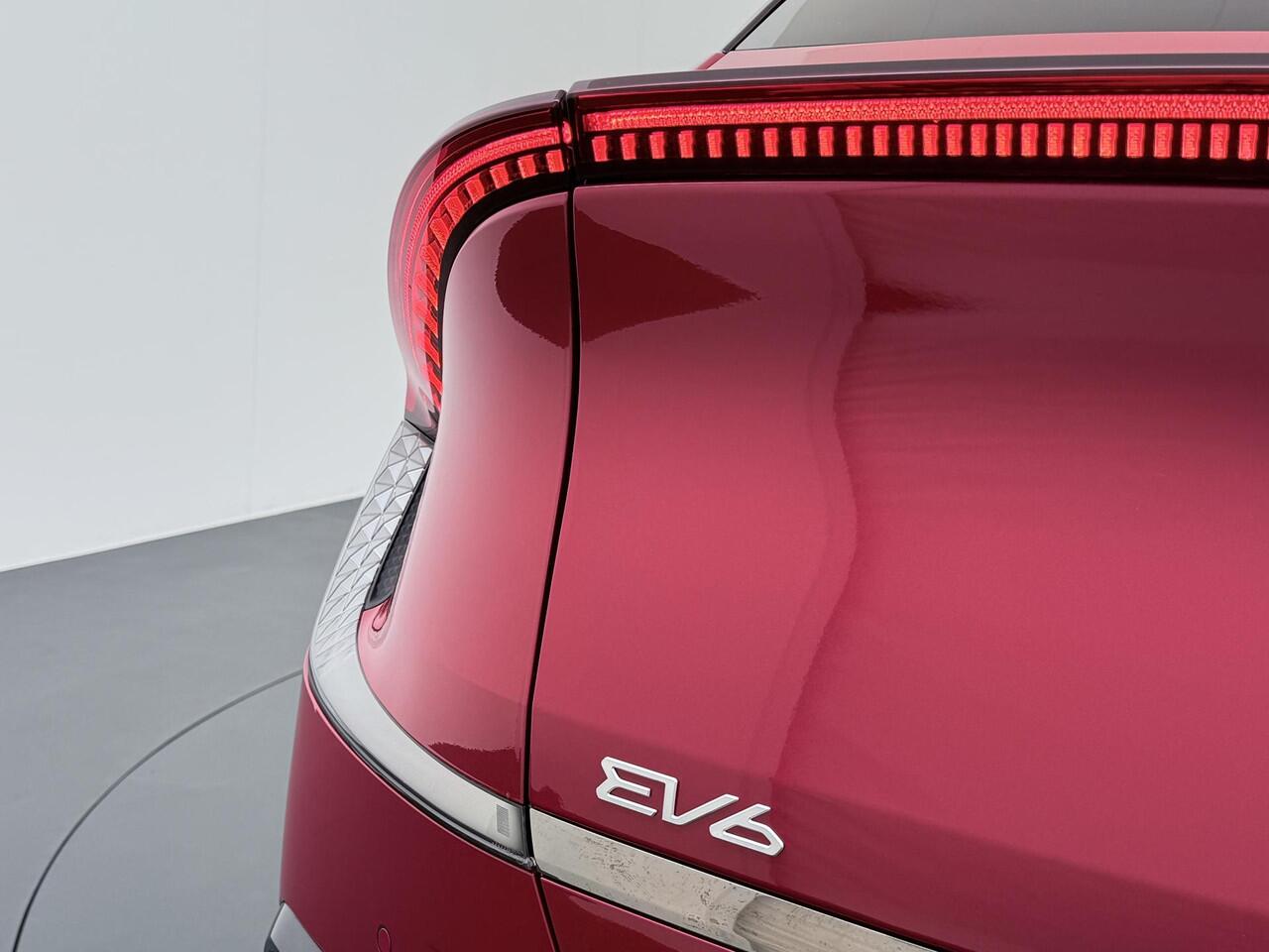 KIA EV6 GT AWD 77.4 kWh VAN: ¤41.900,- VOOR: ¤37.877,- UW EINDEJAARSVOORDEEL: ¤4.023,- | 585PK!| PANO | KIA GARANTIE T/M 2029 | STOEL/STUUR VERW. | 360 CAMERA| ELEK. ACHTERKLEP| HEAD-UP| MERIDIAN AUDIO|