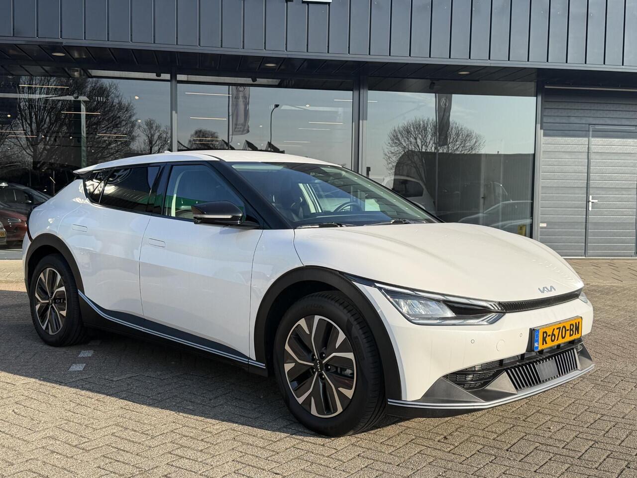 KIA EV6 Air 58 kWh SOH 100% | ADAPTIEVE CRUISECONTROL | NAVIGATIE | LEDER | VERWARMDE VOORSTOELEN | FULL LED PAKKET | AIRCO / ECC | ACHTERUITRIJCAMERA | PARKEERSENSOREN ACHTER |