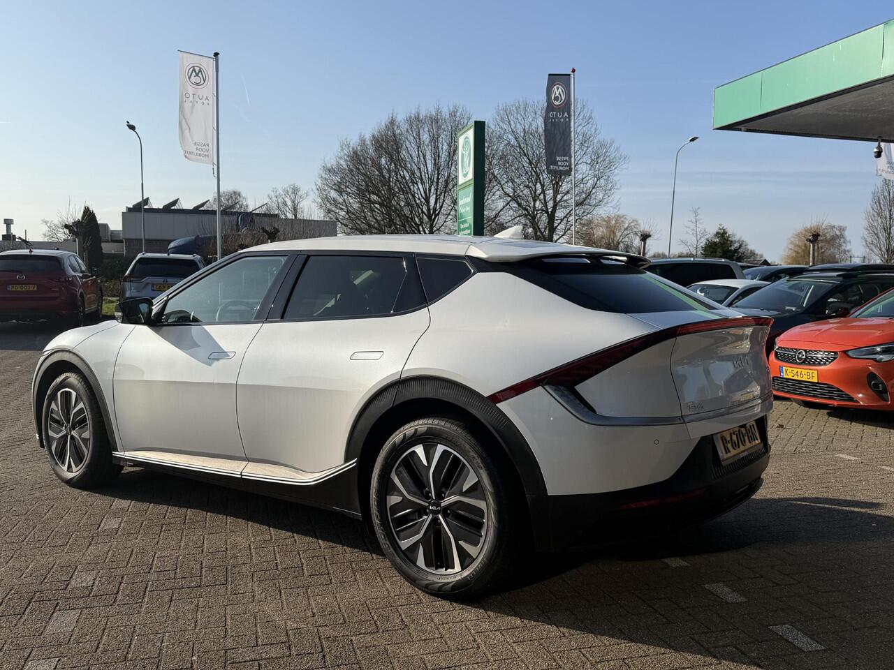 KIA EV6 Air 58 kWh SOH 100% | ADAPTIEVE CRUISECONTROL | NAVIGATIE | LEDER | VERWARMDE VOORSTOELEN | FULL LED PAKKET | AIRCO / ECC | ACHTERUITRIJCAMERA | PARKEERSENSOREN ACHTER |