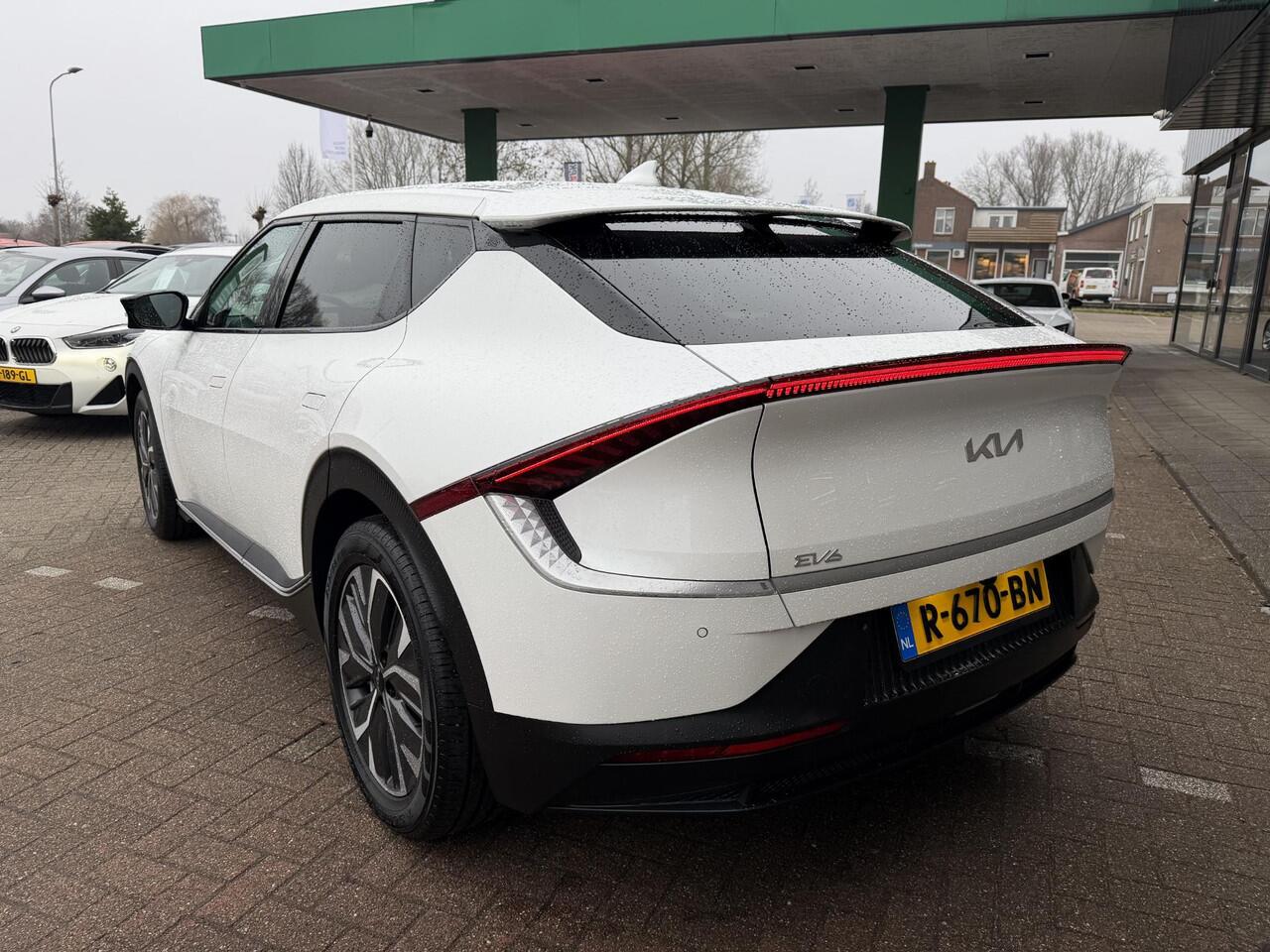 KIA EV6 Air 58 kWh SOH 100% | ADAPTIEVE CRUISECONTROL | NAVIGATIE | LEDER | VERWARMDE VOORSTOELEN | FULL LED PAKKET | AIRCO / ECC | ACHTERUITRIJCAMERA | PARKEERSENSOREN ACHTER |