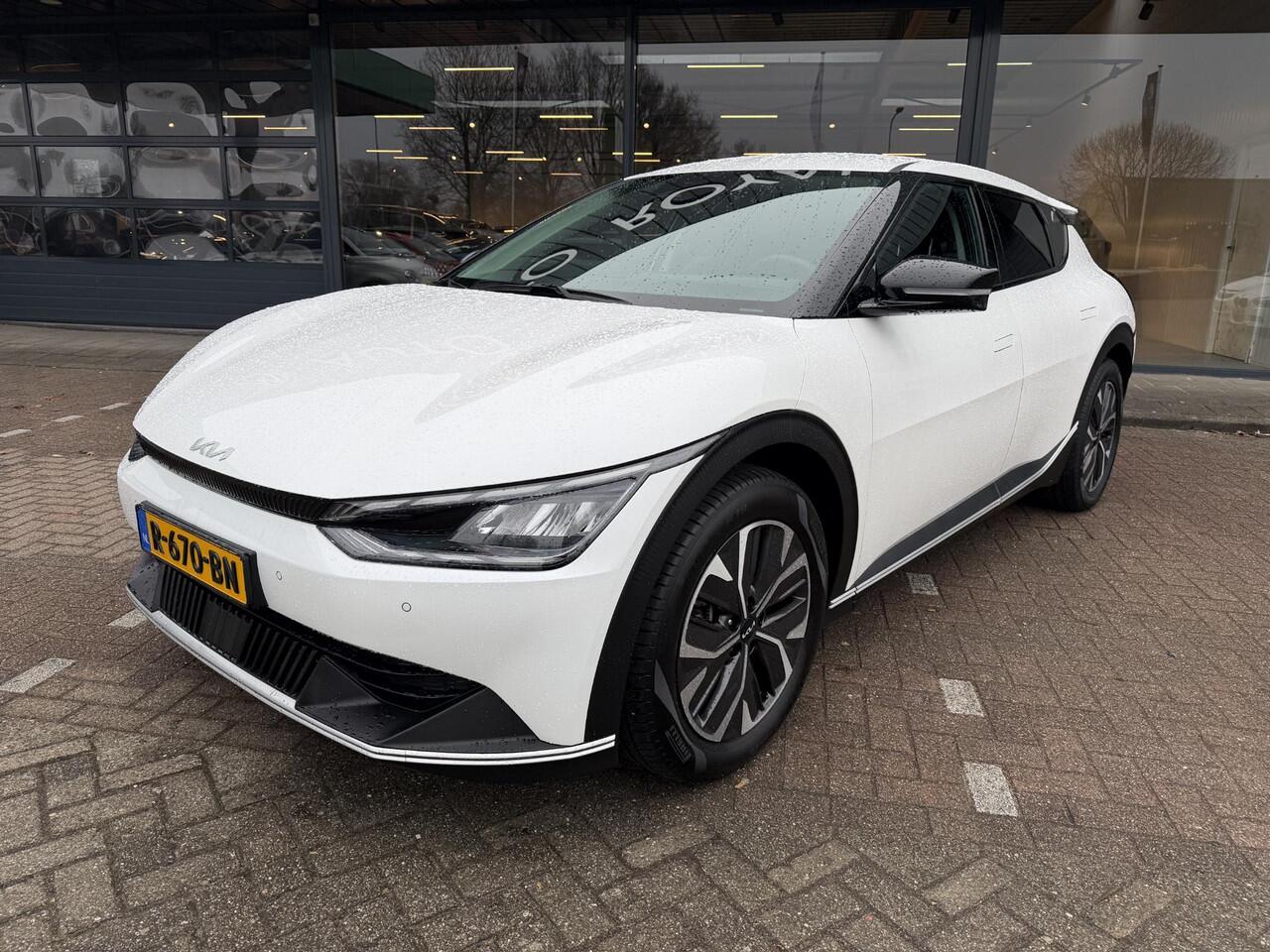 KIA EV6 Air 58 kWh SOH 100% | ADAPTIEVE CRUISECONTROL | NAVIGATIE | LEDER | VERWARMDE VOORSTOELEN | FULL LED PAKKET | AIRCO / ECC | ACHTERUITRIJCAMERA | PARKEERSENSOREN ACHTER |