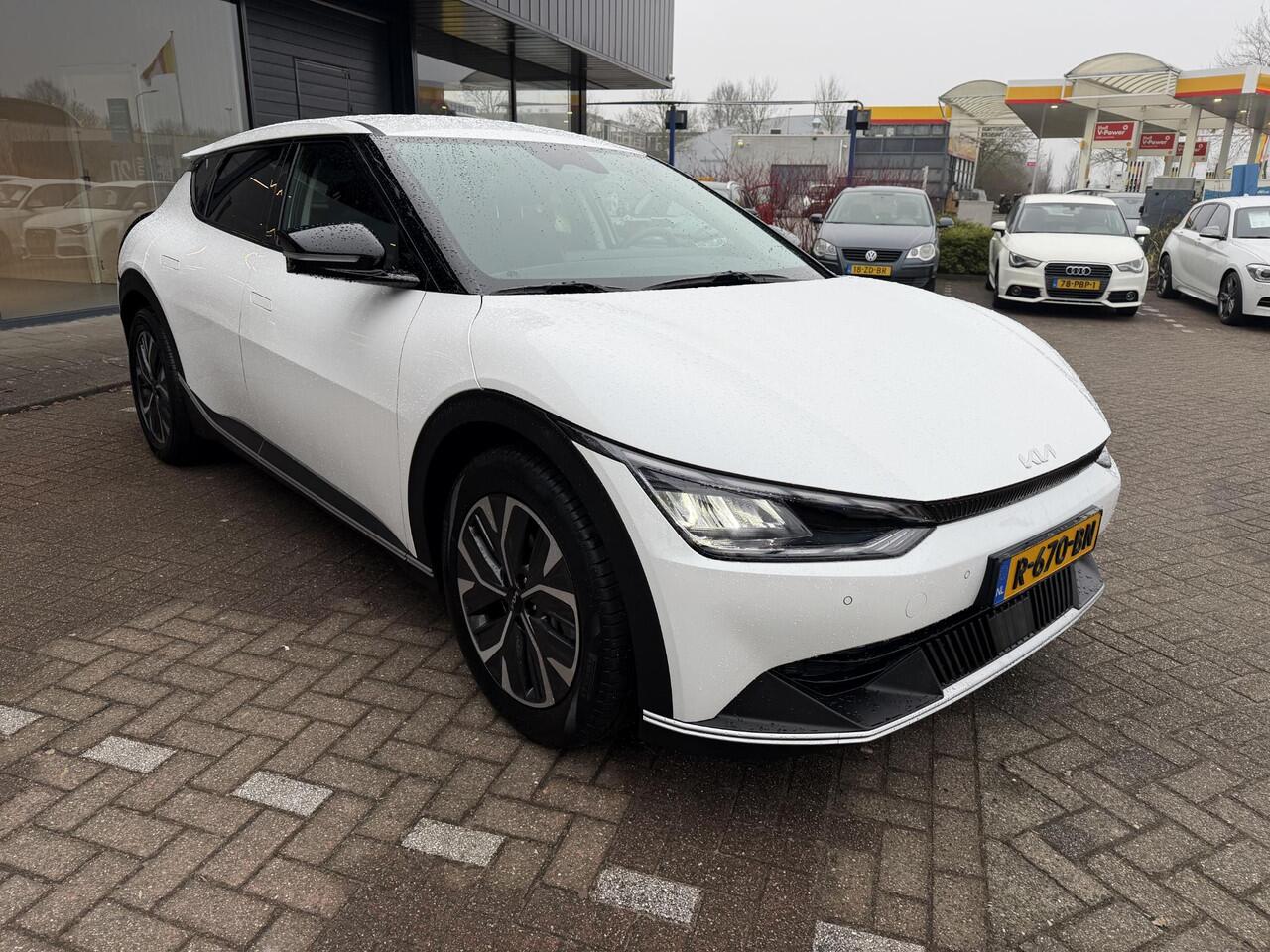 KIA EV6 Air 58 kWh SOH 100% | ADAPTIEVE CRUISECONTROL | NAVIGATIE | LEDER | VERWARMDE VOORSTOELEN | FULL LED PAKKET | AIRCO / ECC | ACHTERUITRIJCAMERA | PARKEERSENSOREN ACHTER |