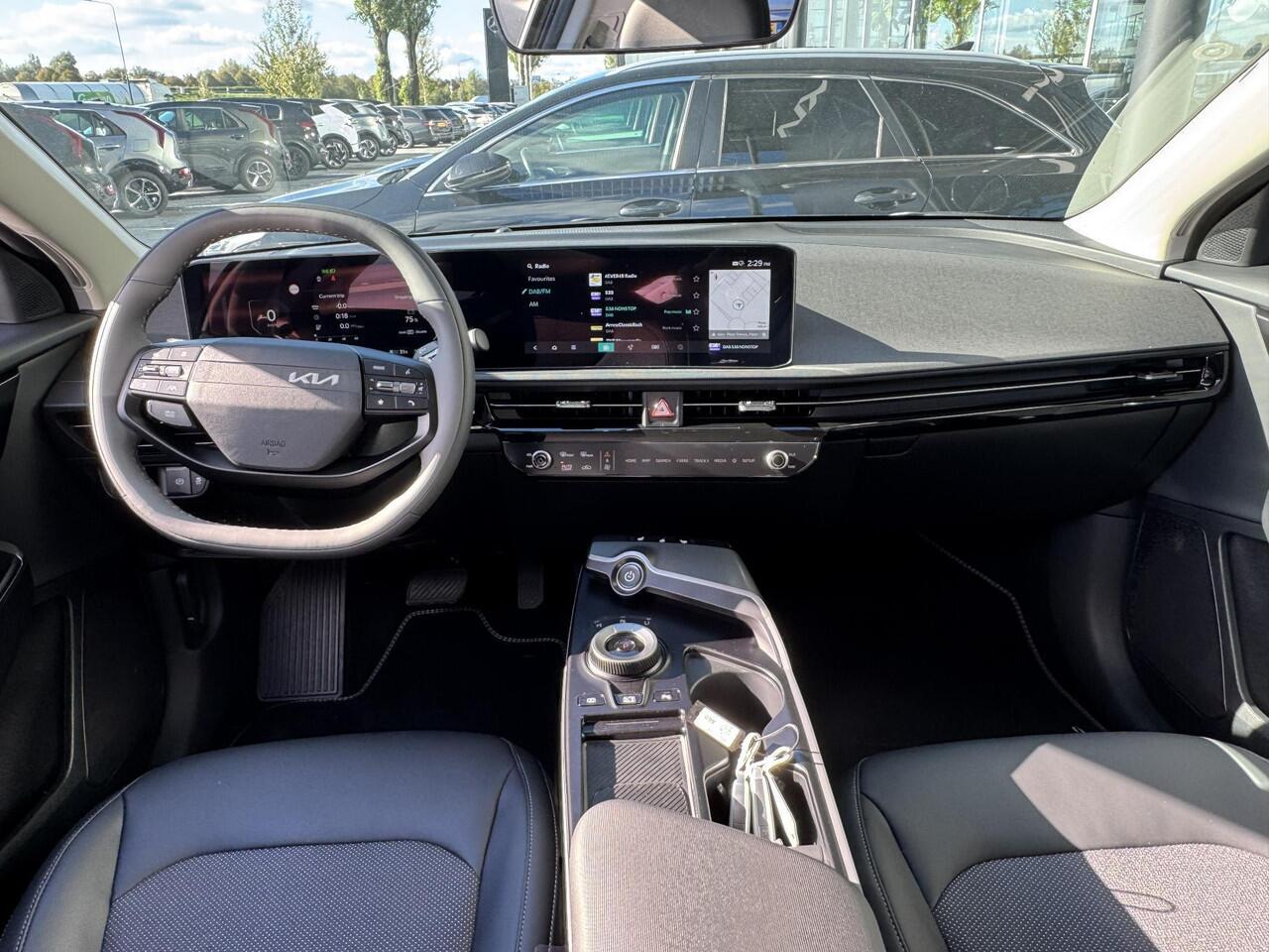 KIA EV6 Light Edition 63.0kWh | Trekhaak | Stoel/Stuurwielverwarming | Navigatie | Climate Control | Parkeercamera |