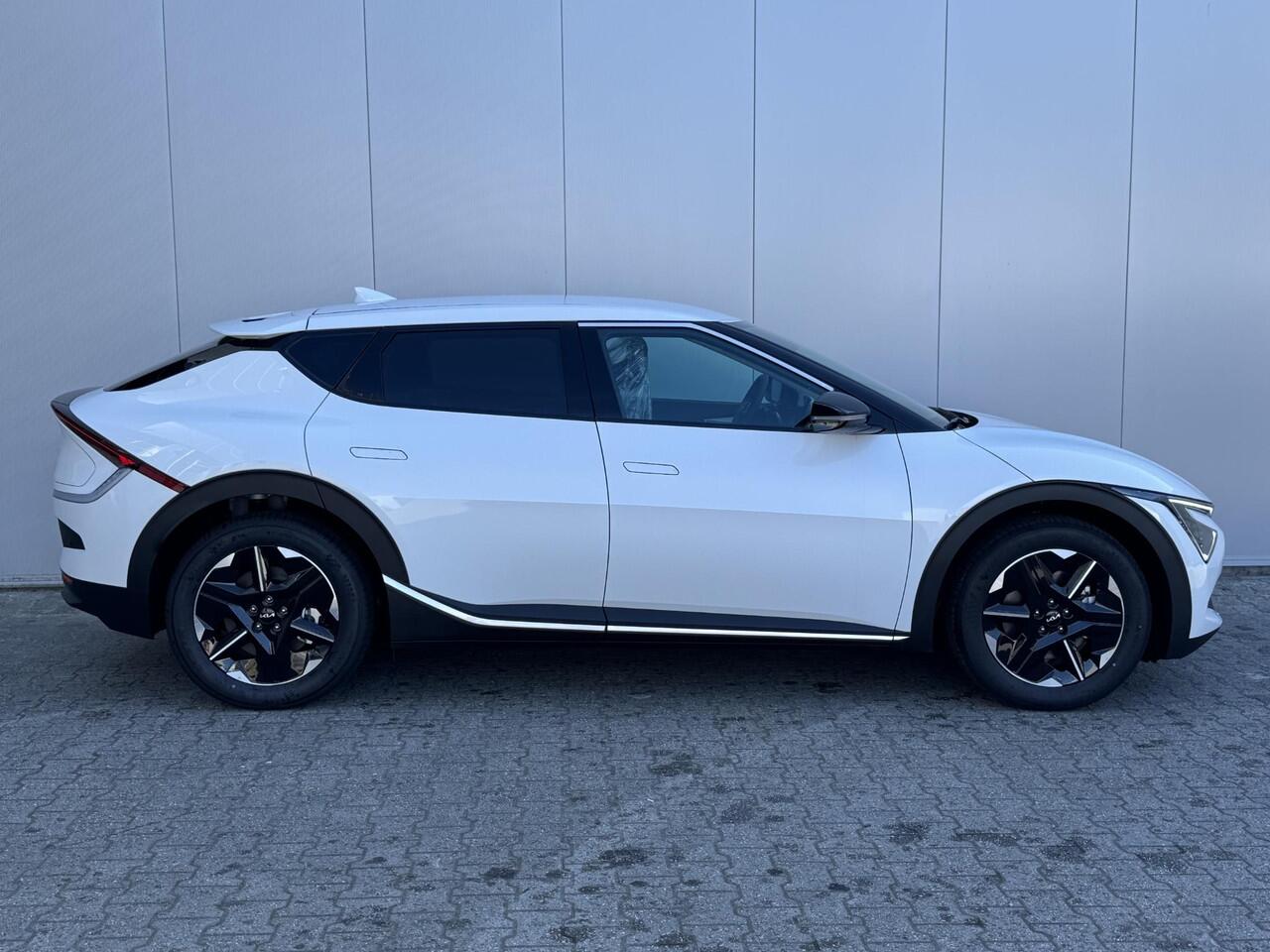 KIA EV6 Light Edition 63 kWh | Facelift | Trekhaak | Parkeercamera | Keyless Entry | Stoelverwarming | Apple Carplay/Android Auto | Led Koplampen | 19" |