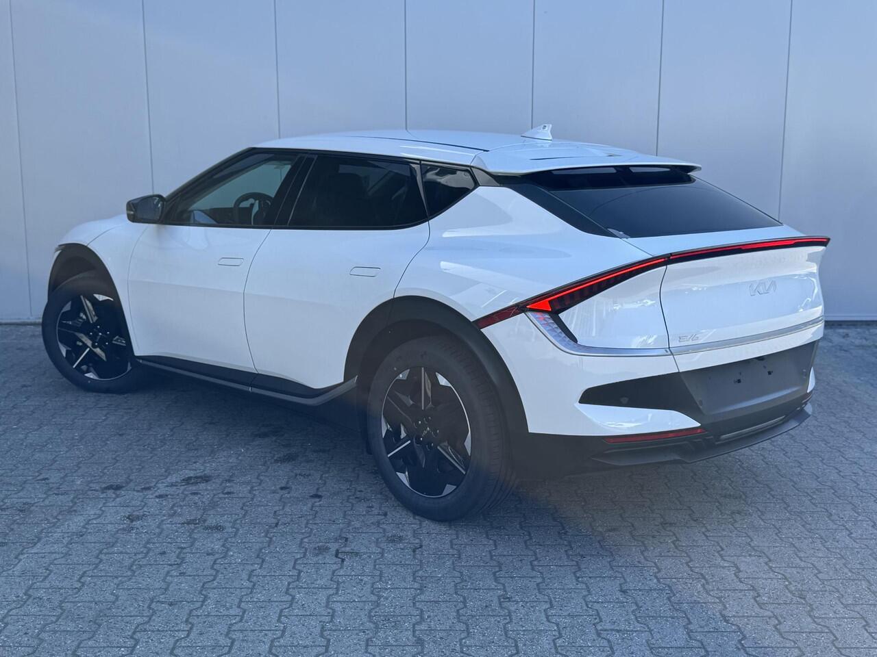 KIA EV6 Light Edition 63 kWh | Facelift | Trekhaak | Parkeercamera | Keyless Entry | Stoelverwarming | Apple Carplay/Android Auto | Led Koplampen | 19" |