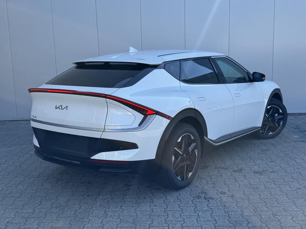 KIA EV6 Light Edition 63 kWh | Facelift | Trekhaak | Parkeercamera | Keyless Entry | Stoelverwarming | Apple Carplay/Android Auto | Led Koplampen | 19" |