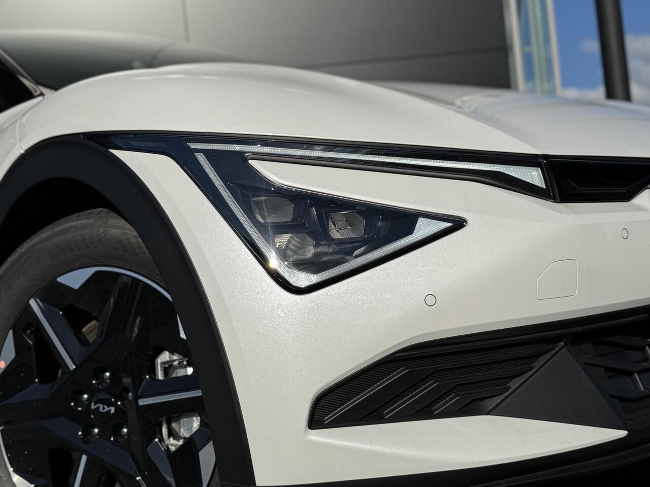 KIA EV6 Light Edition 63 kWh | Facelift | Trekhaak | Parkeercamera | Keyless Entry | Stoelverwarming | Apple Carplay/Android Auto | Led Koplampen | 19" |