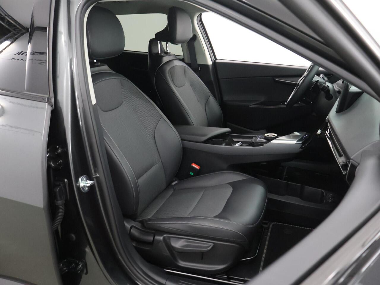 KIA EV6 Light Edition 63 kWh | Trekhaak| Stoel / stuurverwarming | Adaptive cruise controle | Parkeercamera / sensoren voor en achter |