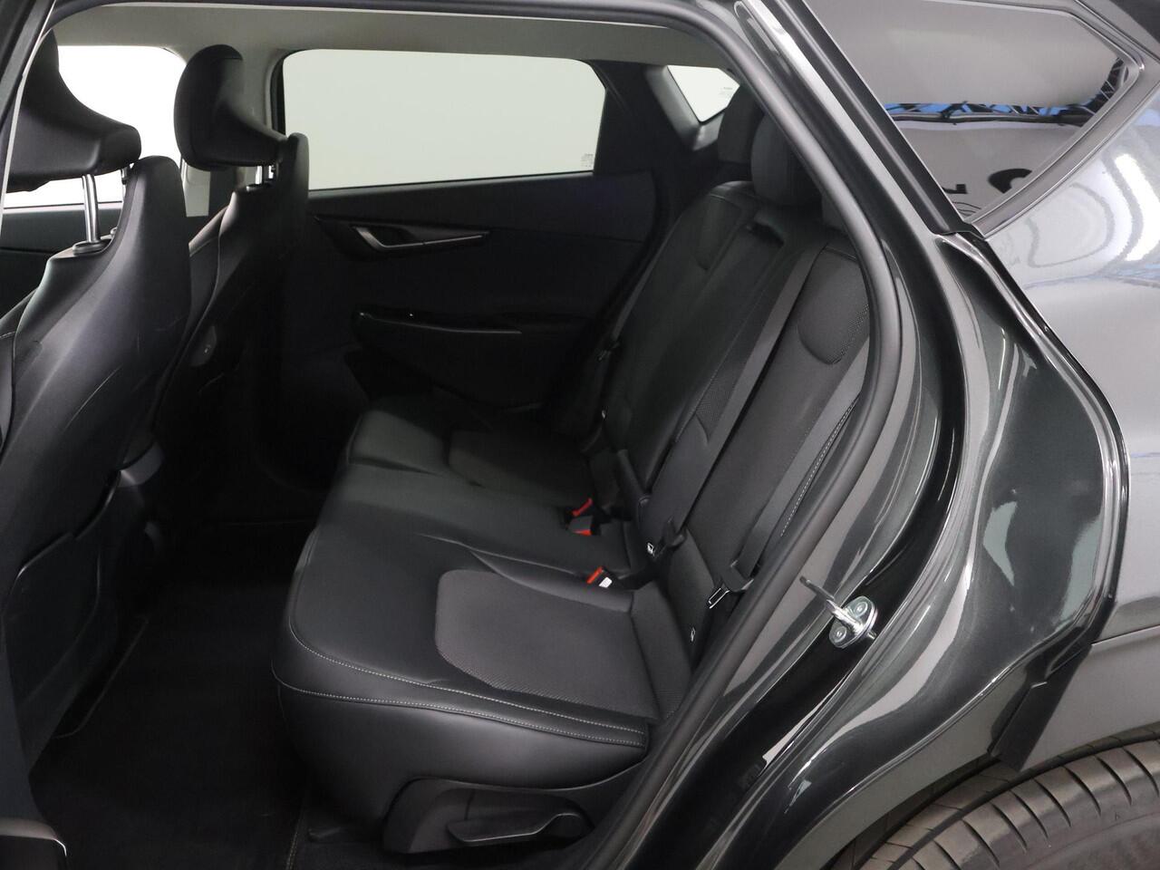 KIA EV6 Light Edition 63 kWh | Trekhaak| Stoel / stuurverwarming | Adaptive cruise controle | Parkeercamera / sensoren voor en achter |