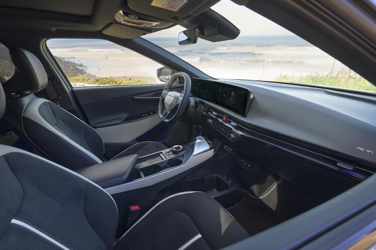 KIA EV6 Light Edition 63 kWh ¤42.995,- RIJKLAAR! Nu ¤2.000,- voordeel! Nu extra scherp geprijsd! LEVERING 2025!!