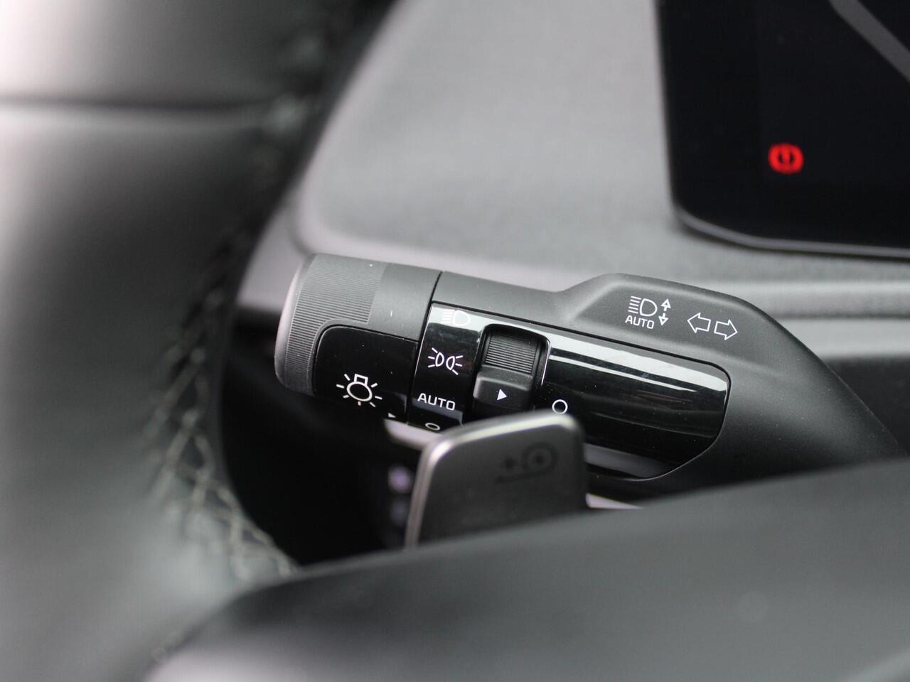 KIA EV6 Light Edition 63 kWh | Stuur-/stoelverwarming | Camera | 19" LM | LED | Adap. Cruise | Clima | Draadloze telefoonlader | 17% bijtelling |