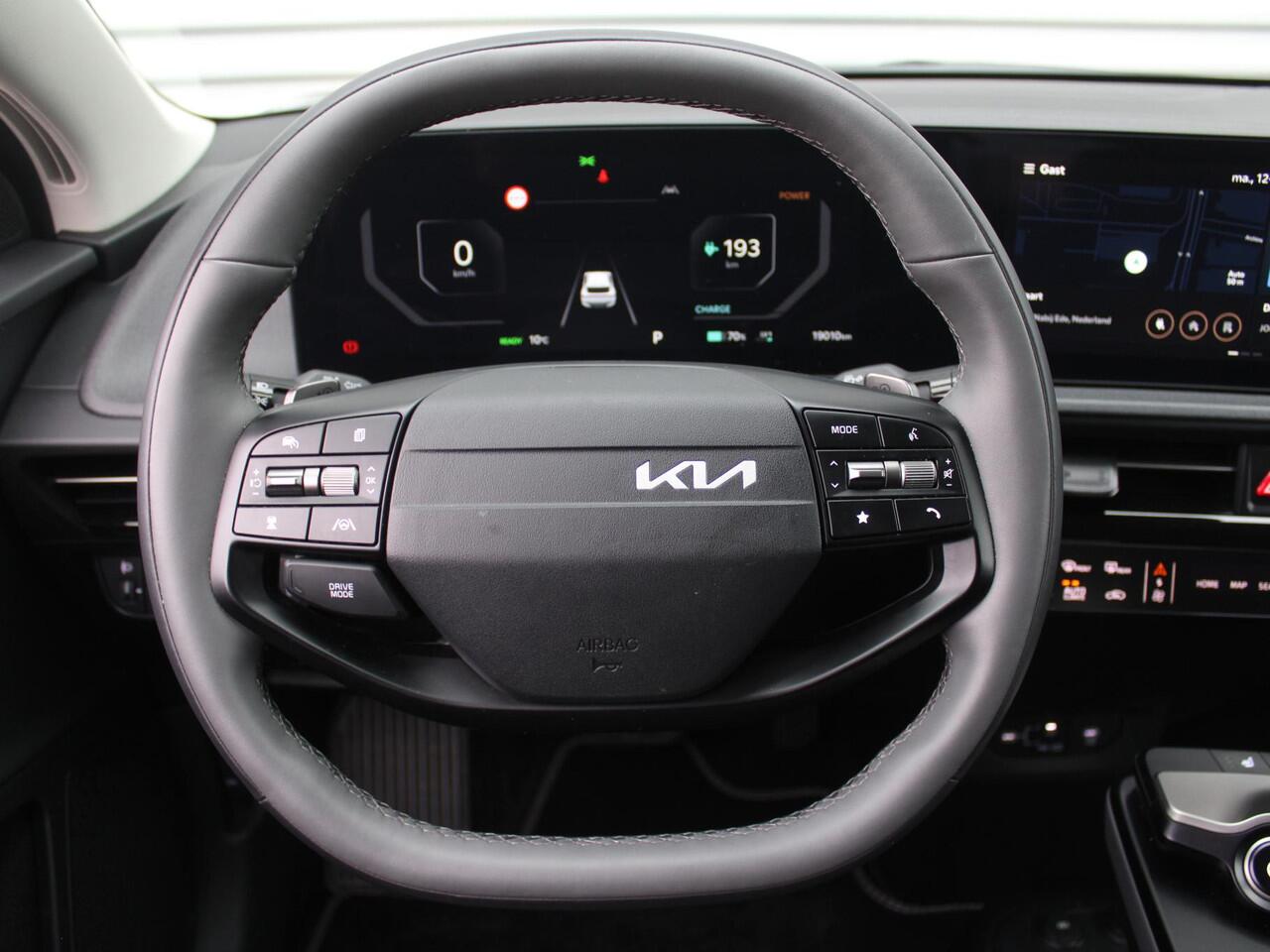 KIA EV6 Light Edition 63 kWh | Stuur-/stoelverwarming | Camera | 19" LM | LED | Adap. Cruise | Clima | Draadloze telefoonlader | 17% bijtelling |