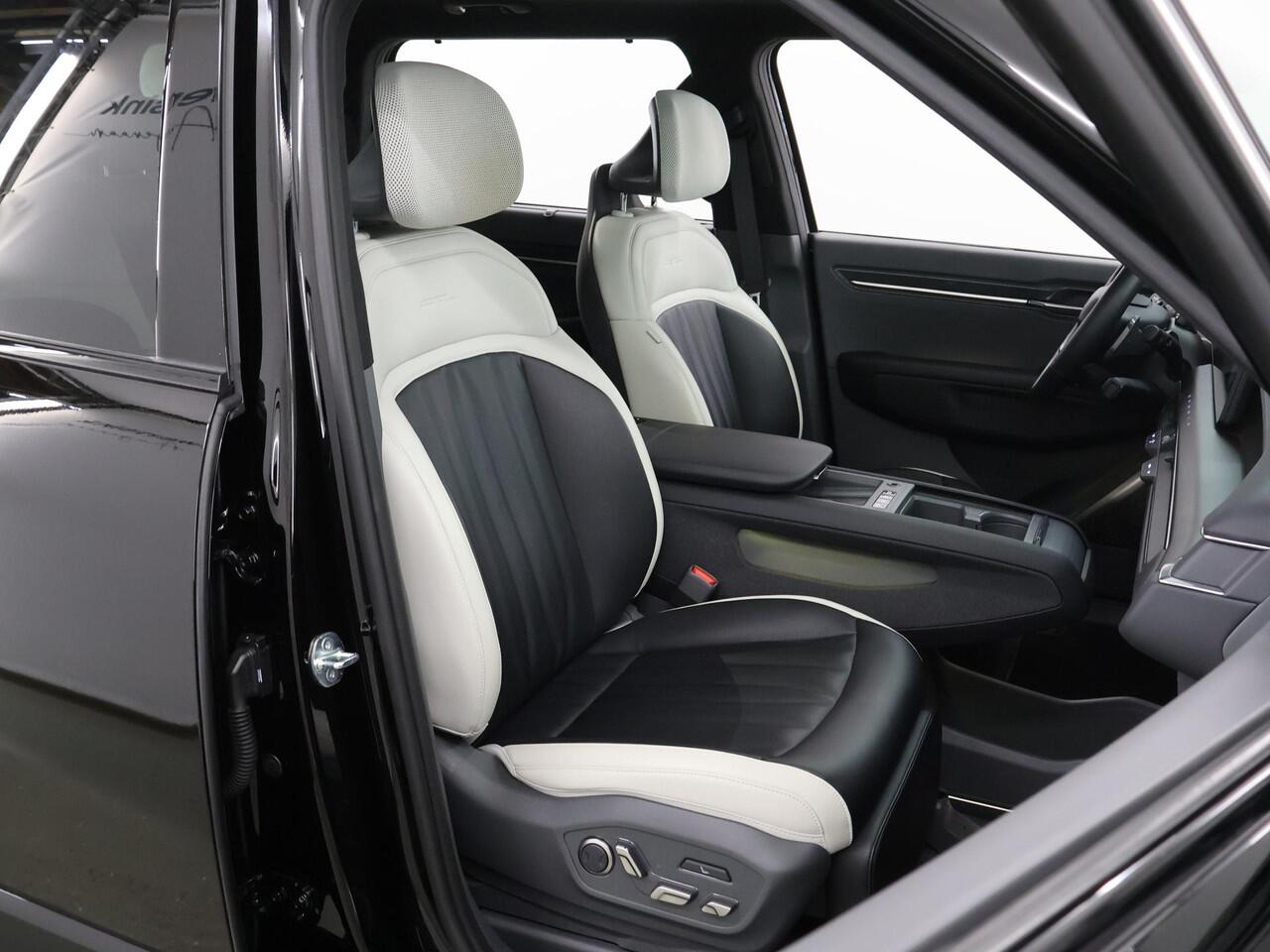 KIA EV9 GT-Line AWD 99.8 kWh | 7 Persoons | 360 Camera | Stoel Massage | Stoelverwarming Stoelverkoeling Voor + Achter | Dubbel Panoramadak | Meridian audio |