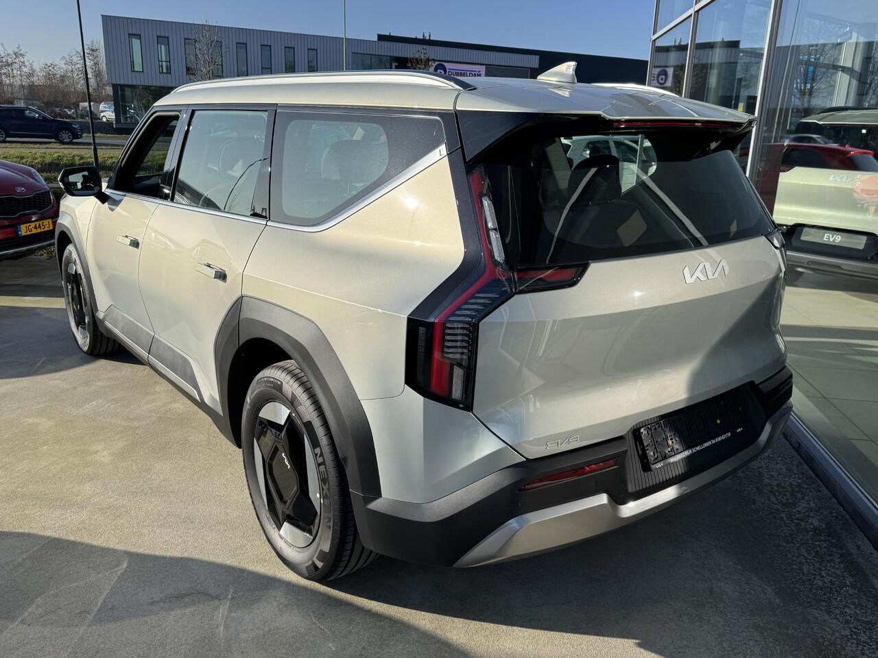 KIA EV9 First Edition 76.1 kWh Demo-auto ! | Kmstand kan iets varieeren | Informeer altijd even of de auto aanwezig is ...