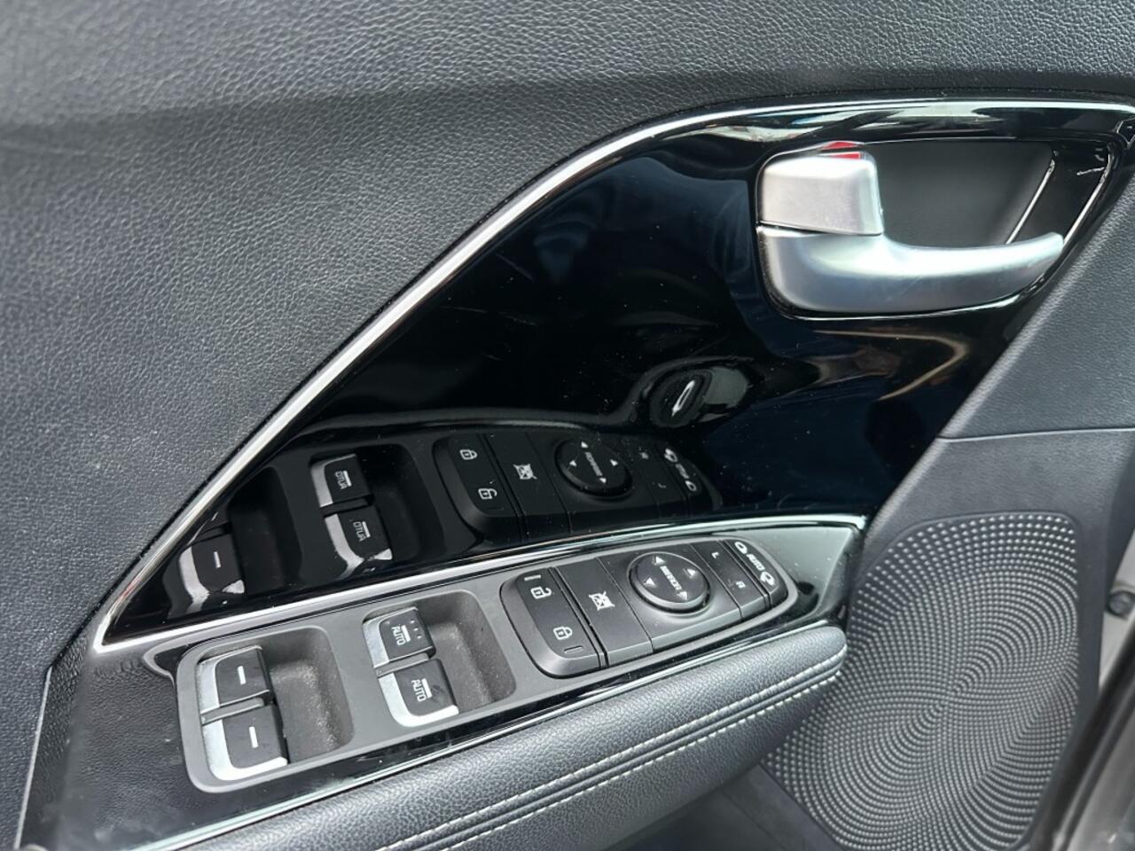 KIA Niro 1.6 GDI Hybrid Executive Line / Trekh. / Camera / CarPlay