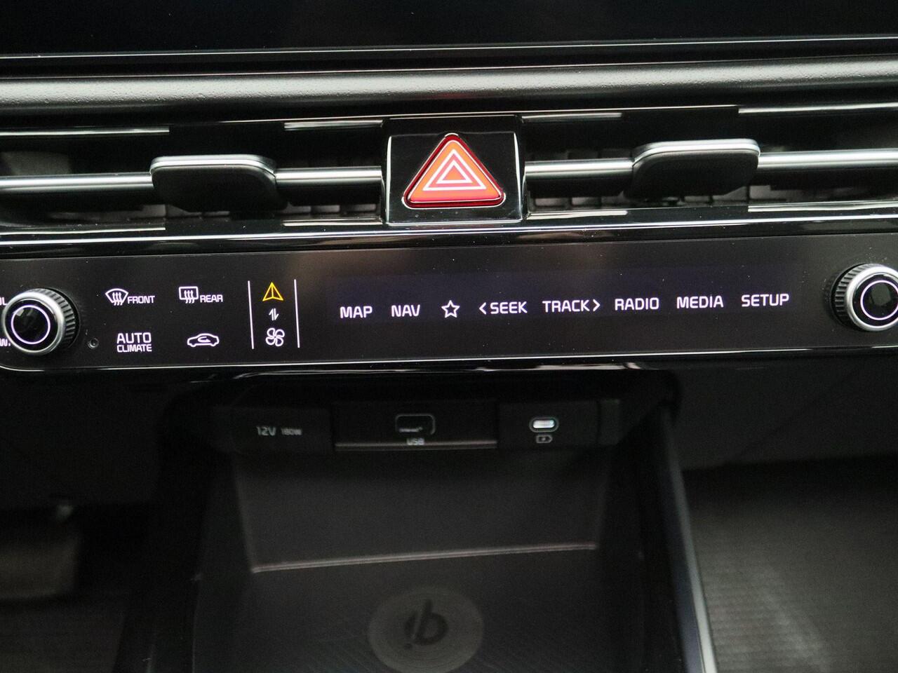 KIA Niro 1.6 GDi Hybrid DynamicPlusLine | Trekhaak | 4-season banden | Parkeersensoren v+a met achteruitrijcamera | Zonnedak | Metaalkleur |