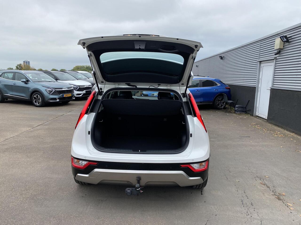 KIA Niro 1.6 GDi Hybrid DynamicLine Trekhaak, navigatie Apple CarPlay/Android Auto, NL-AUTO! parkeersensoren v&a, achteruitrij camera, adaptieve cruise control, BTW-auto