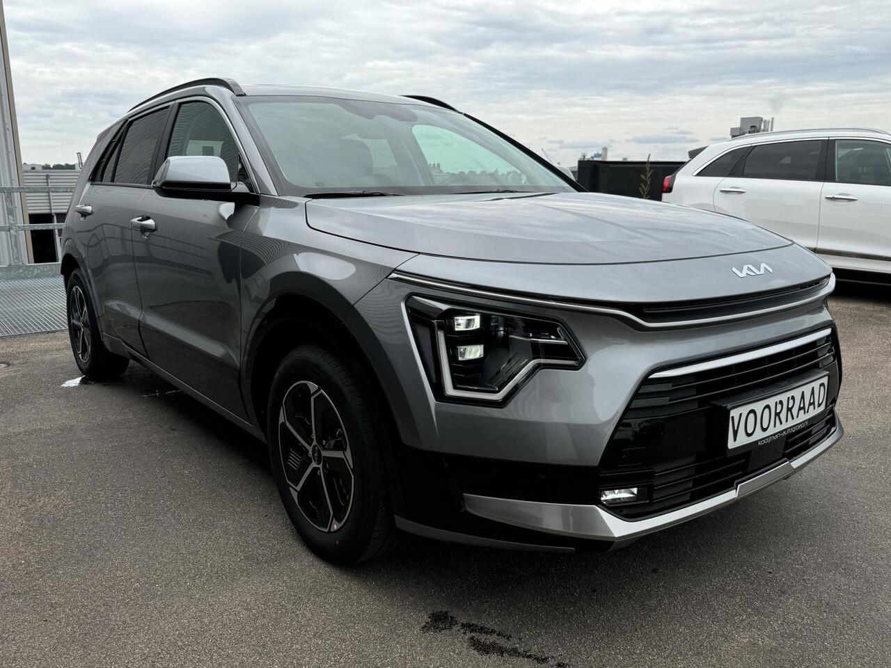 KIA Niro 1.6 GDi Hybrid DynamicPlusLine ¤4396 Voordeel! ACTIEPRIJS! Direct & Nieuw uit voorraad leverbaar. Meerdere kleuren snel leverbaar