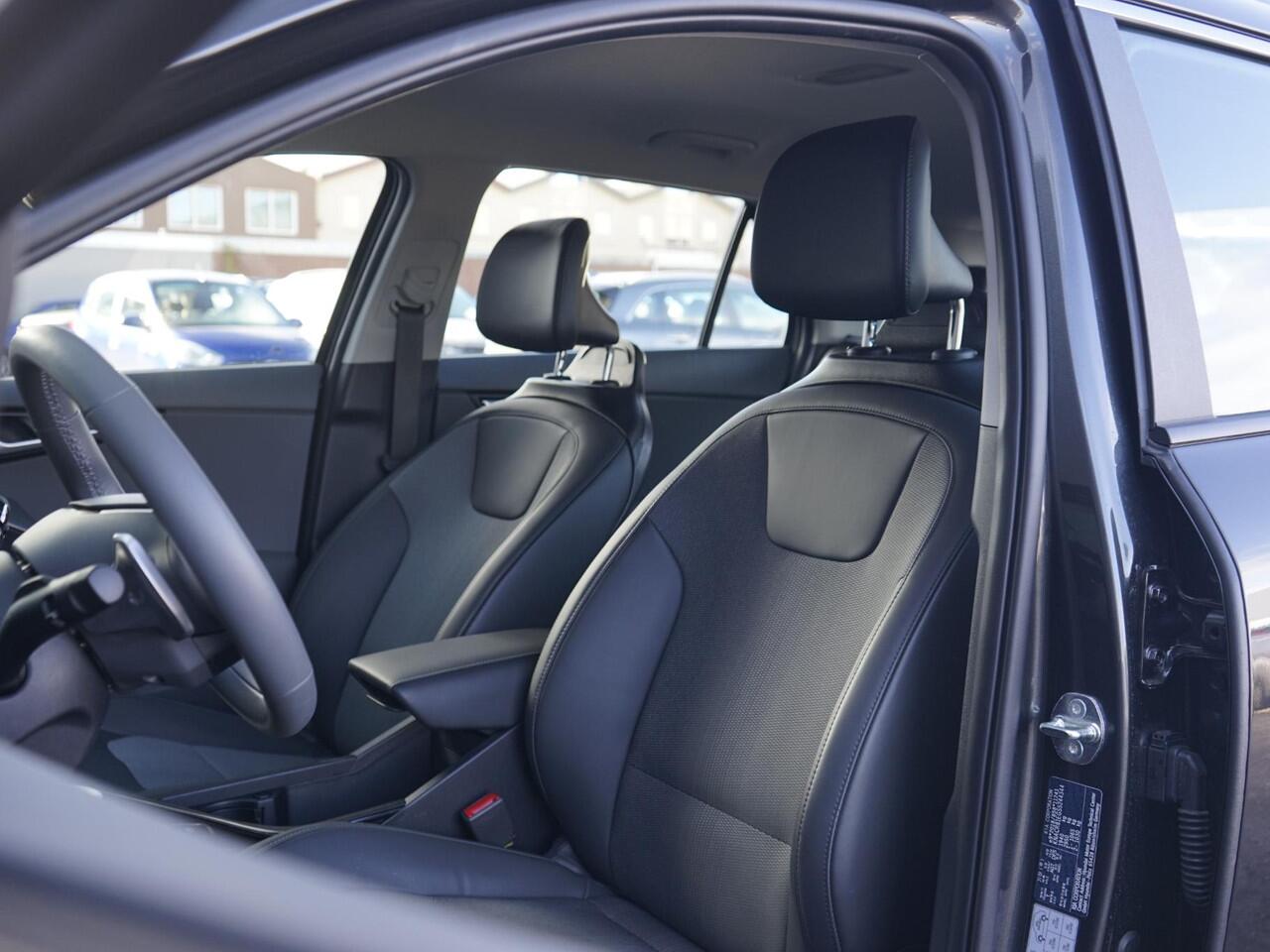 KIA Niro 1.6 GDi Hybrid DynamicLine Dealeronderh. / Led Verlichting / Camera / PDC / Smartphone Integratie /