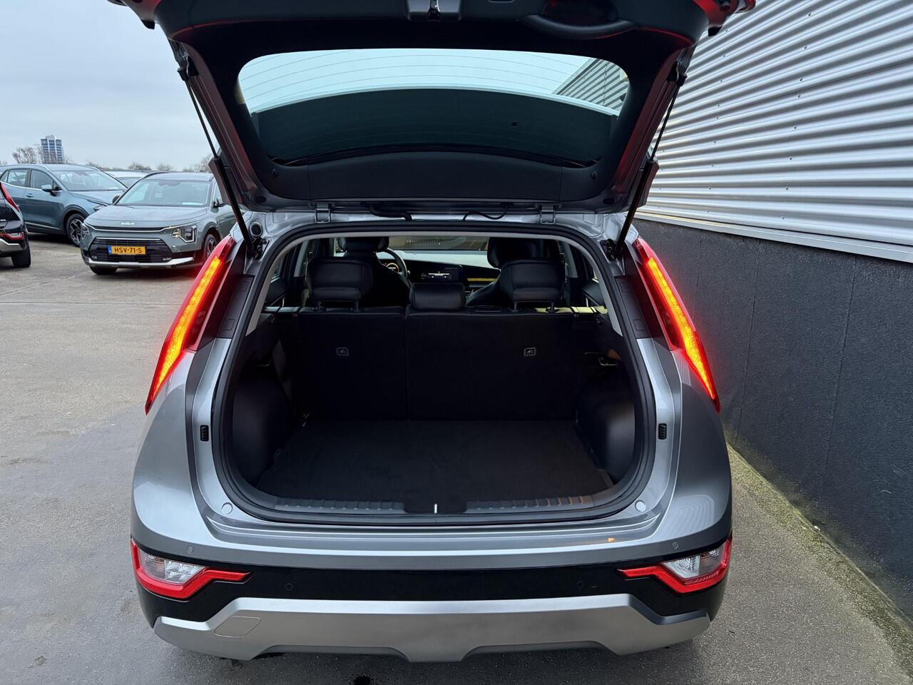 KIA Niro 1.6 GDi Hybrid DynamicLine 1e eign. NL-auto, Navigatie, Parkeersensoren, Achteruitrijcamera, Adaptieve cruise control, BTW-auto