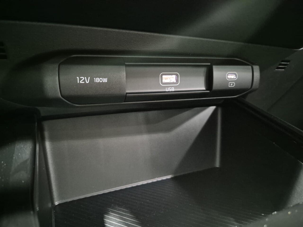 KIA Niro 1.6 GDi Hybrid DynamicLine , Uitvoorraad Leverbaar, snel rijden, 3.500,= euro korting. Leverbaar in zwart en donker grijs.