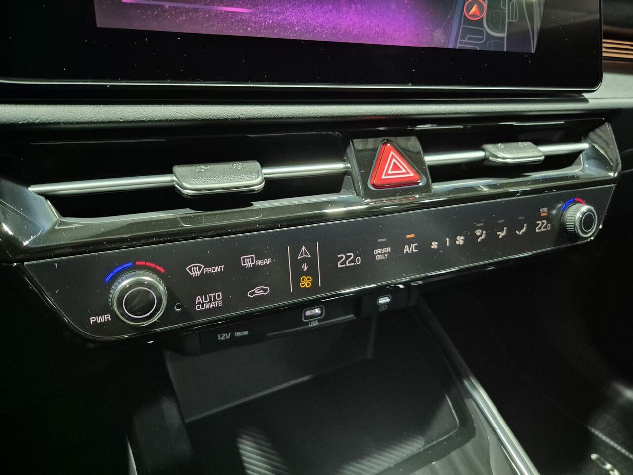 KIA Niro 1.6 GDi Hybrid DynamicLine , Uitvoorraad Leverbaar, snel rijden, 3.500,= euro korting. Leverbaar in zwart en donker grijs.